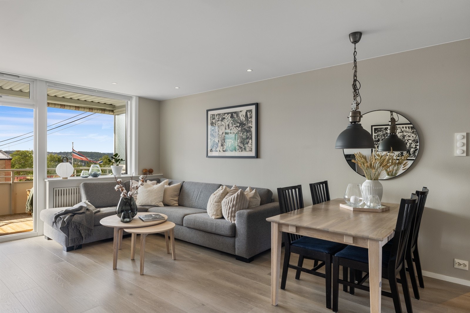 - Innvendig oppleves leiligheten lys og innflytningsklar med velholdte overflater - Galleribilde