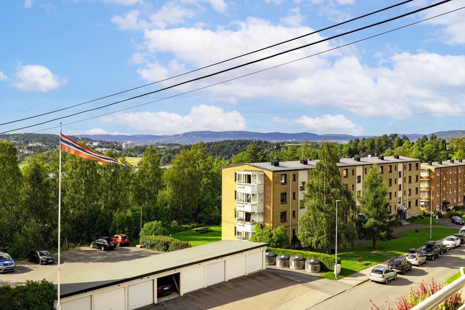 - Fra balkongen har man flott utsyn mot grøntområder - Galleribilde