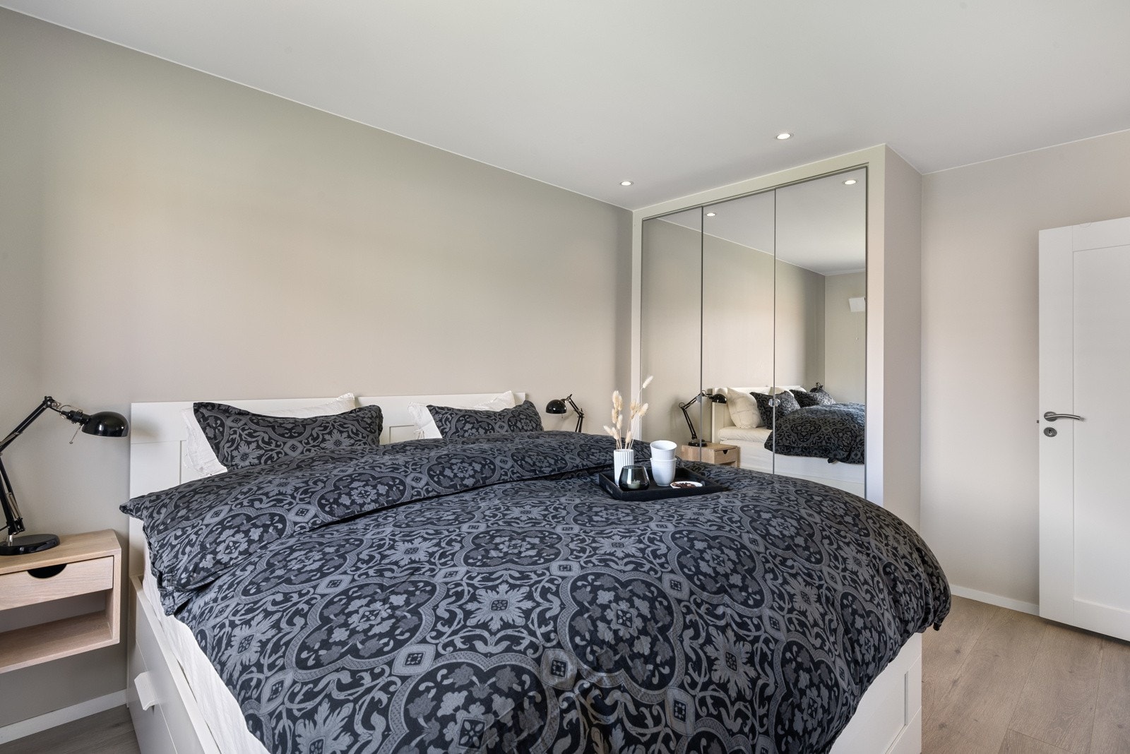 - Begge soverommene har plassbygde skap som er bokset inn, og gir et stilfullt uttrykk - Galleribilde