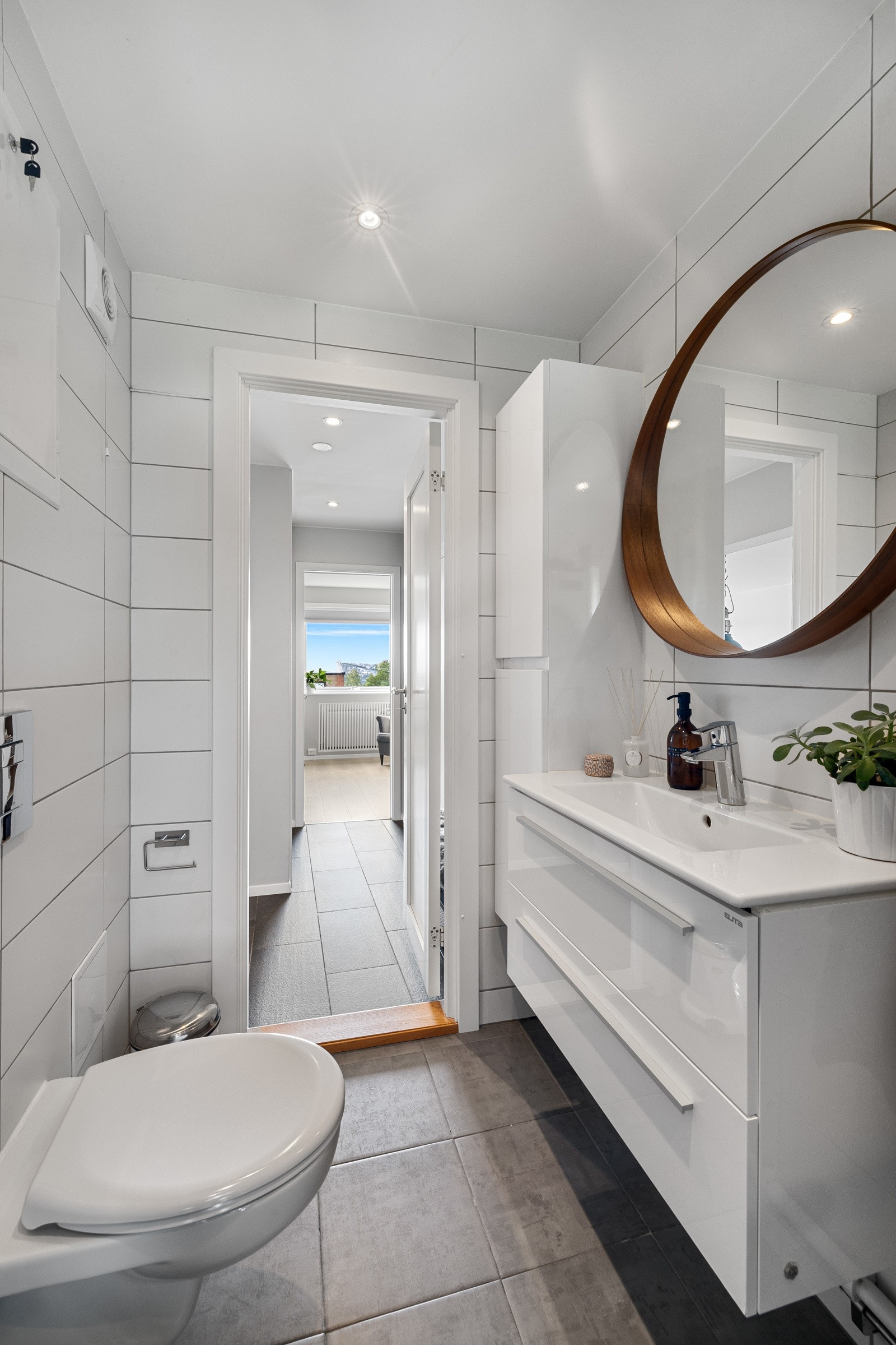 - Badet er utstyrt med nedfelt servant, veggmontert toalett, dusjhjørne med innfellbare dører, samt opplegg for vaskemaskin - Galleribilde