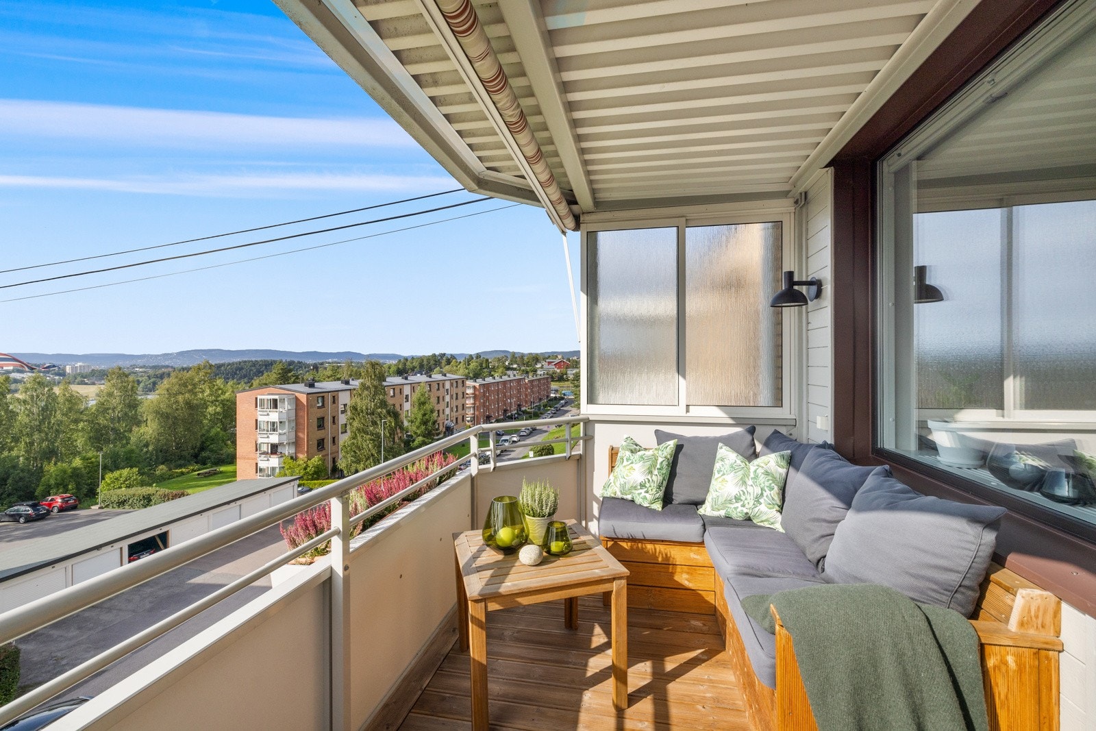 - Fra stuen er det utgang til en vestvendt balkong på ca. 7 m² - Galleribilde