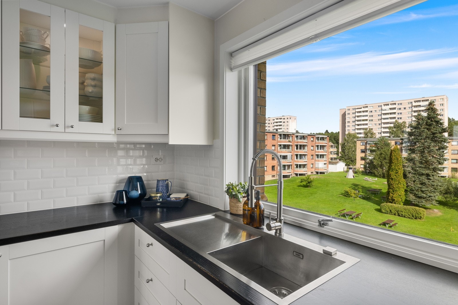 - Kjøkkenets utforming gir godt med skap- og benkeplass for tilberedning av mat og lagring - Galleribilde