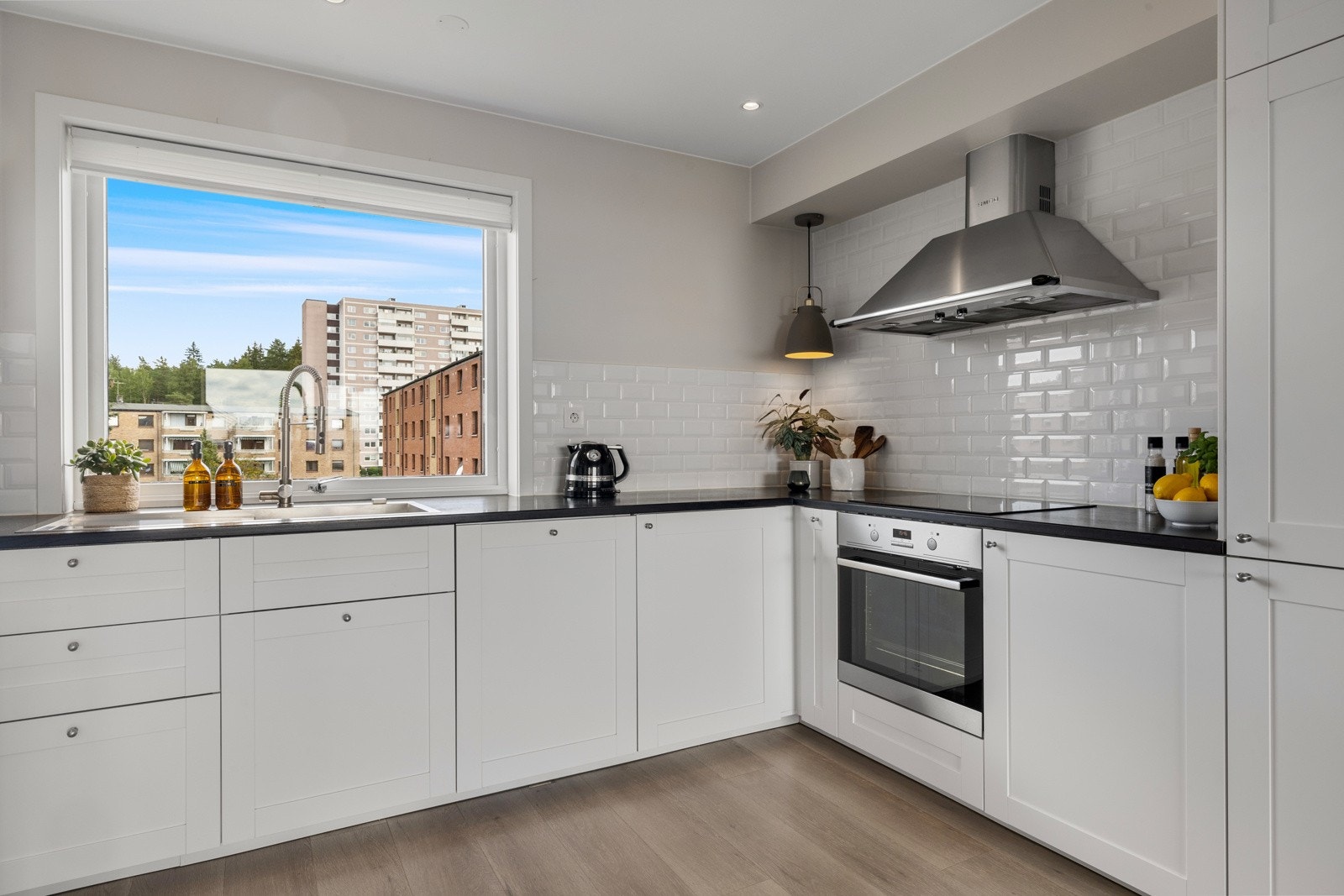 - Kjøkkeninnredningen ble oppgradert i 2019 og består av profilerte frontert fra IKEA, samt benkeplate av heltre - Galleribilde