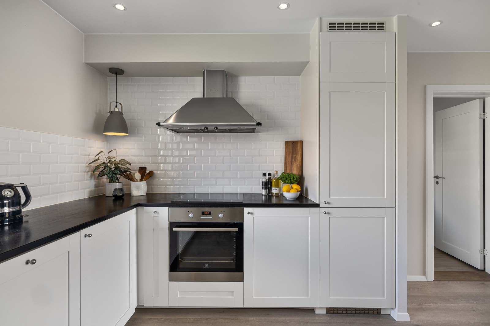 - Det samme året ble kjøkkenet oppgradert med nye og integrerte hvitevarer bestående av kjøl- og fryseskap, induksjonstopp, stekeovn og oppvaskmaskin - Galleribilde