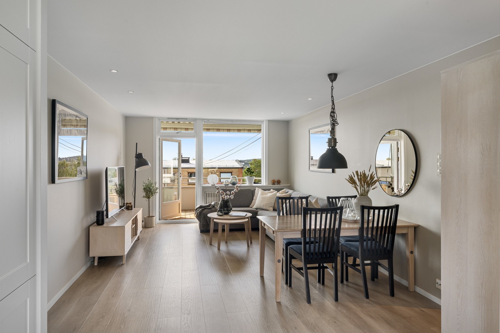 - Boligen har en gjennomgående og luftig planløsning med store vindusflater som bidrar til god romfølelse - Galleribilde