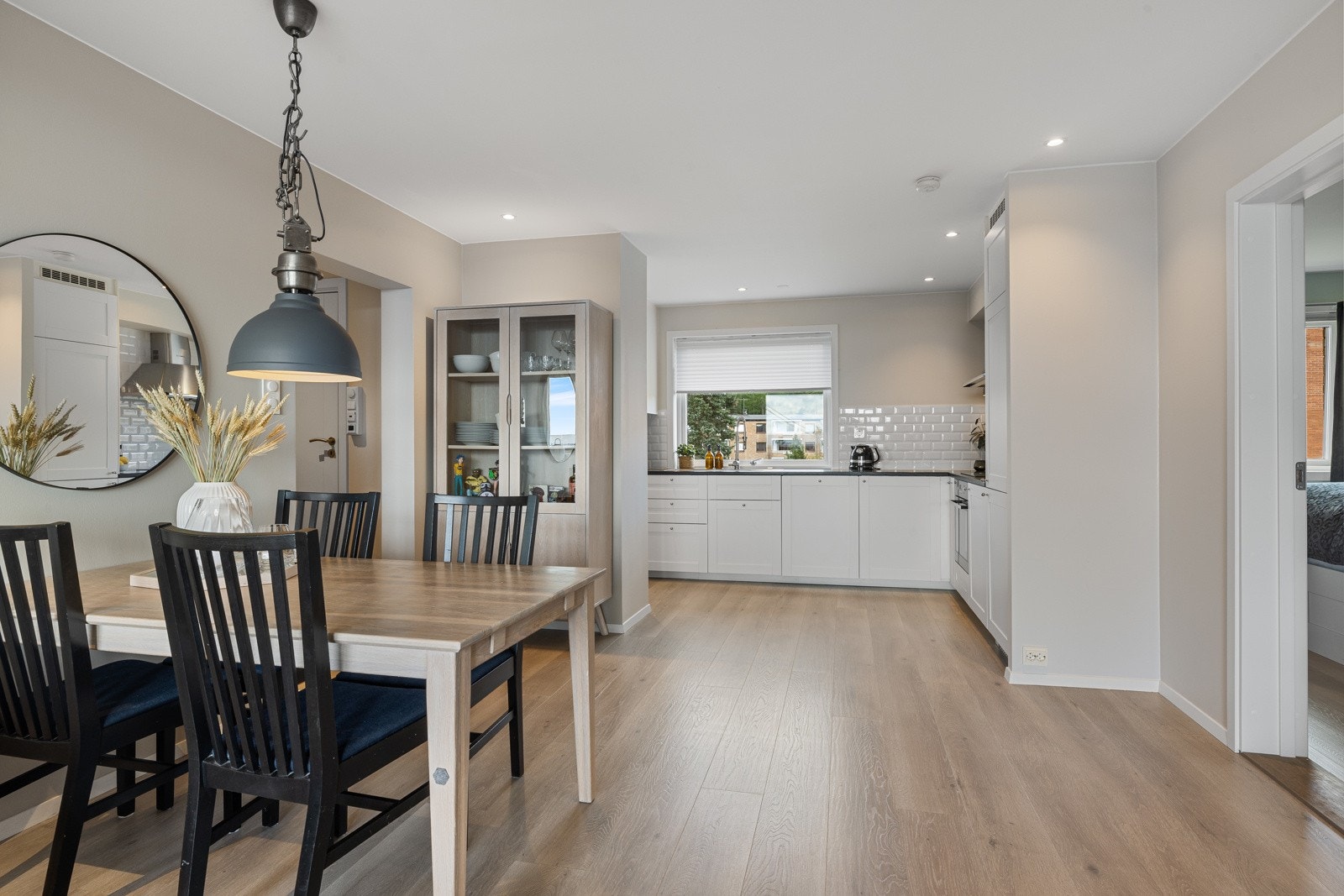 - I 2019 ble boligen oppgradert med nye overflater, åpning av skillevegg mellom stue og kjøkken, samt downlightsbelysning i stuen - Galleribilde