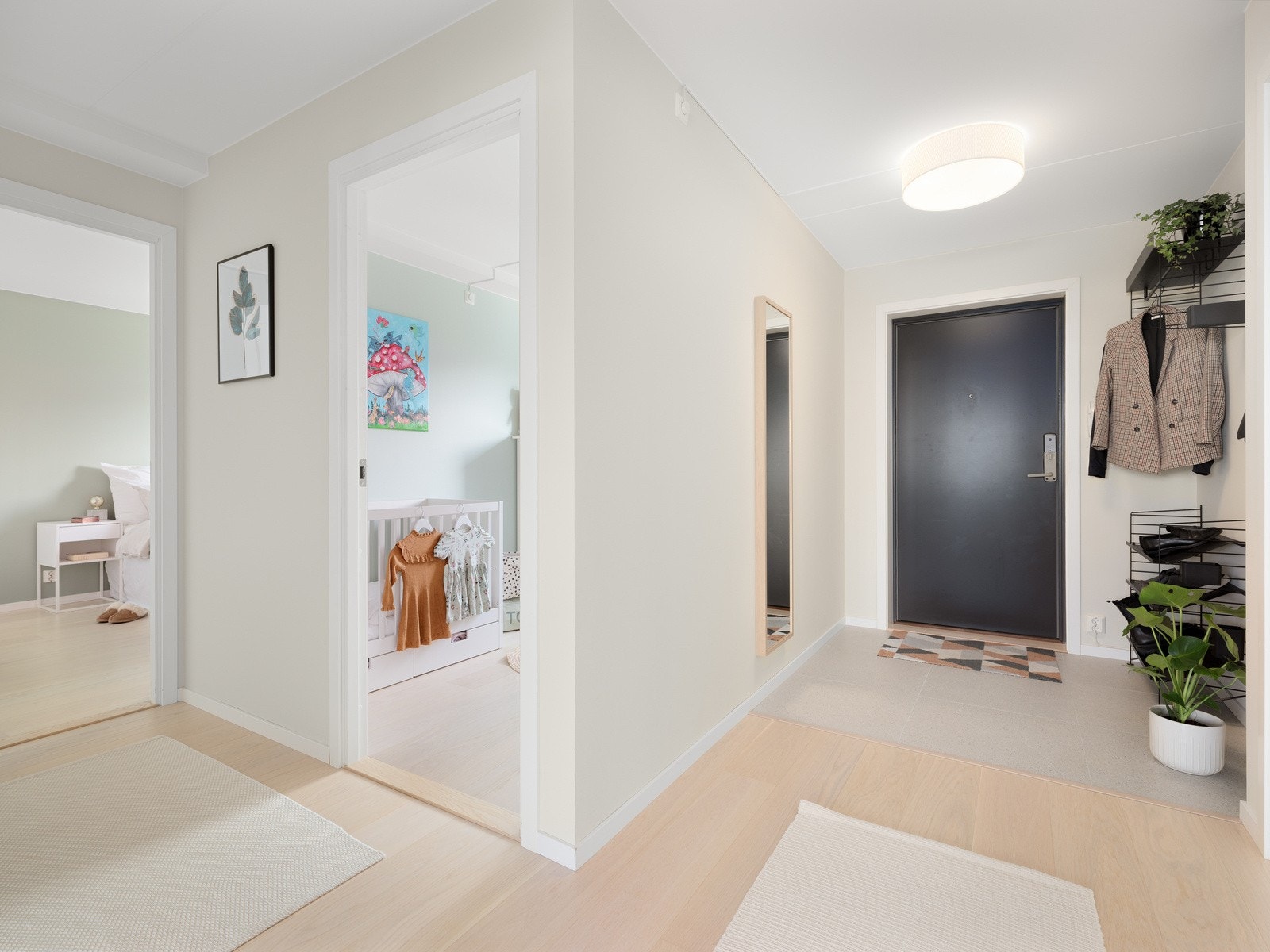 Entréen er romslig og har god plass til garderobeløsninger for praktisk lagring og oppbevaring av yttertøy og sko Galleribilde