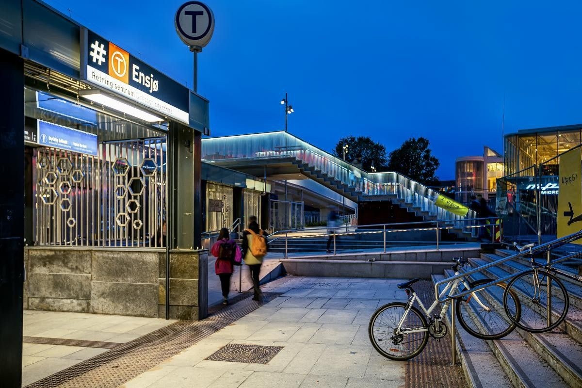 Fra leiligheten er det kort vei til Ensjø og Helsfyr t-bane og sentrale busslinjer som 21-bussen. Galleribilde