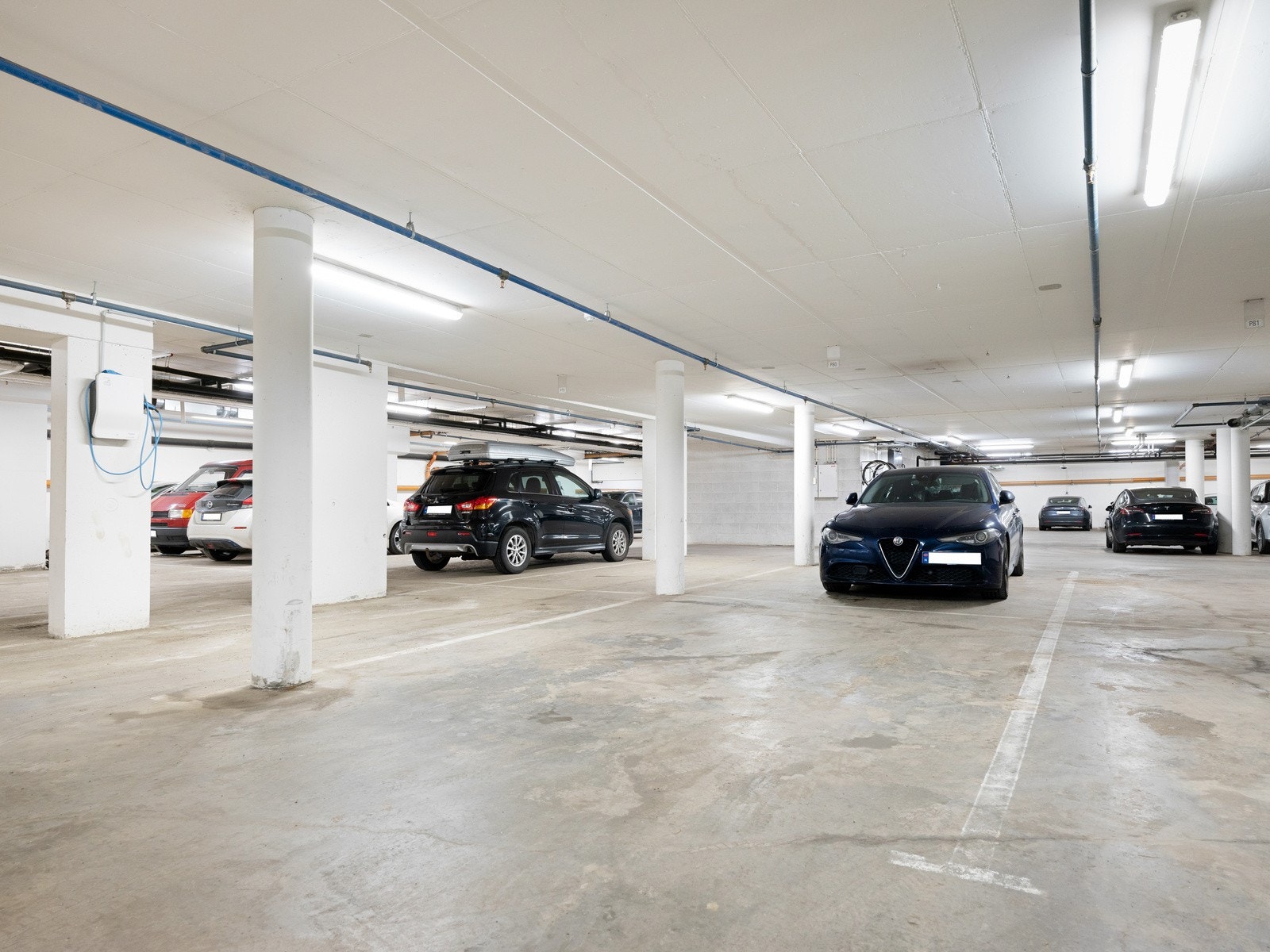 Det følger med en ekstra stor biloppstillingsplass i en felles parkeringskjeller. Her er det mulig å etablere el-billader. Galleribilde