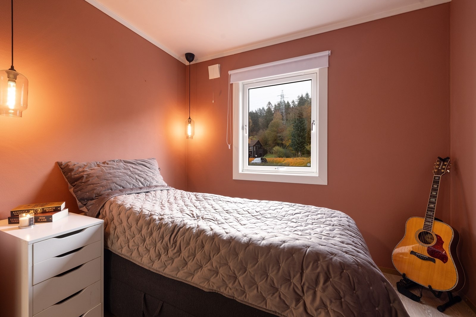 Romslig soverommet med to plassbygde garderobeskap. Galleribilde