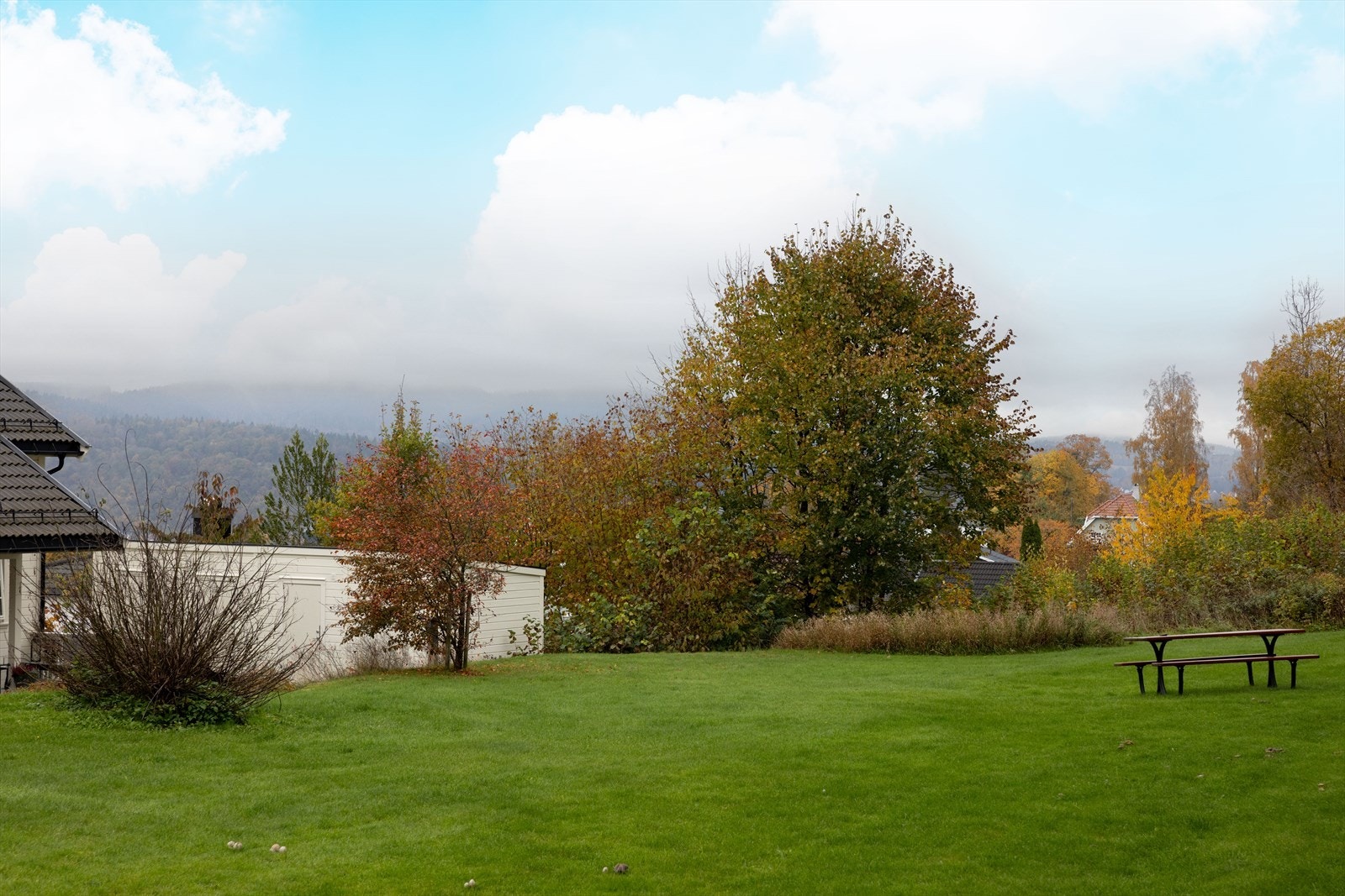 Her er det det plass til sittegruppe, og fint utsyn mot felles grøntareal. Galleribilde