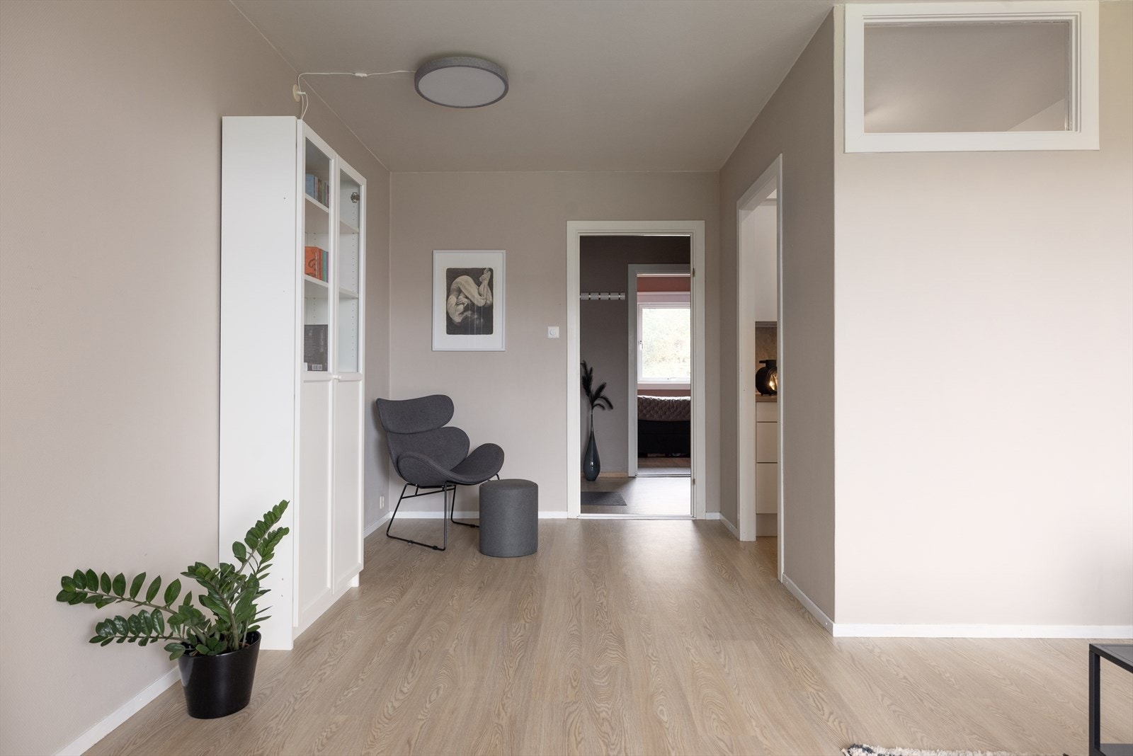 Det er bygget et lite vindu øverst på stuevegg, slik at ekstra lys slipper inn på kjøkken. Galleribilde