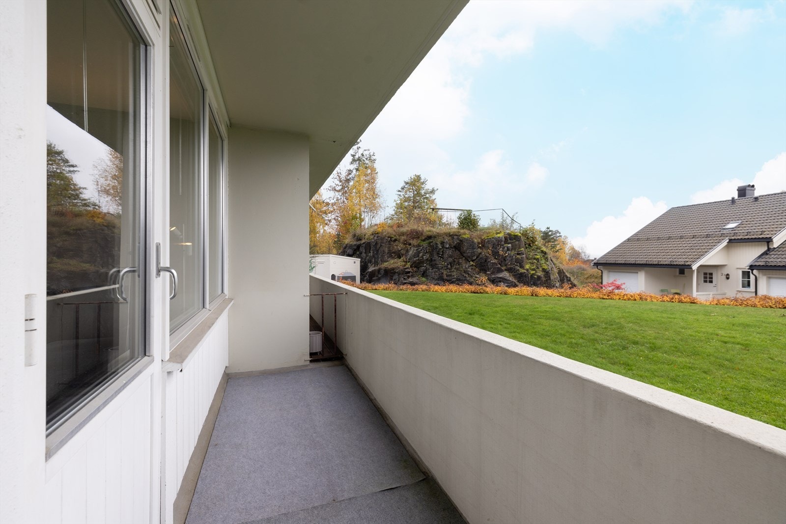 Fra stuen er det utgang til en hyggelig, overbygget balkong mot vest på ca. 5 m2. Galleribilde