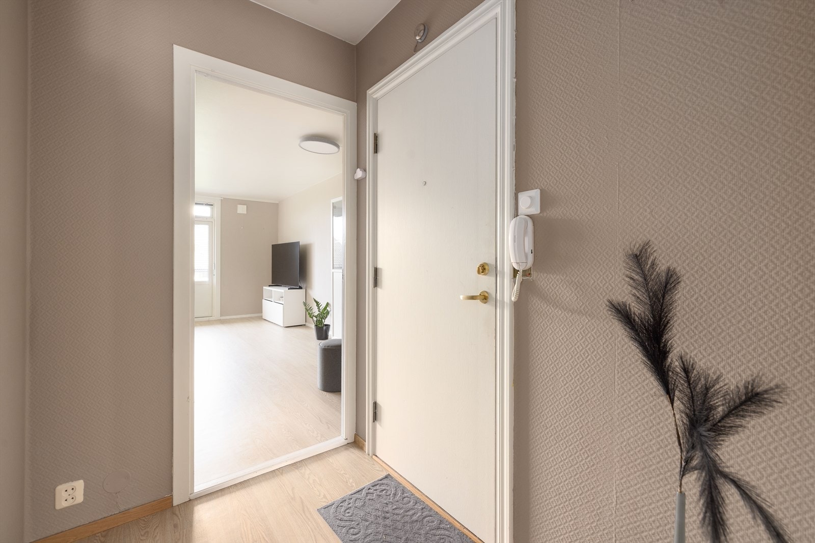 Leiligheten har en hyggelig entré som ønsker velkommen inn. Det er montert calling anlegg for enkelt å kunne slippe besøkende inn. Galleribilde