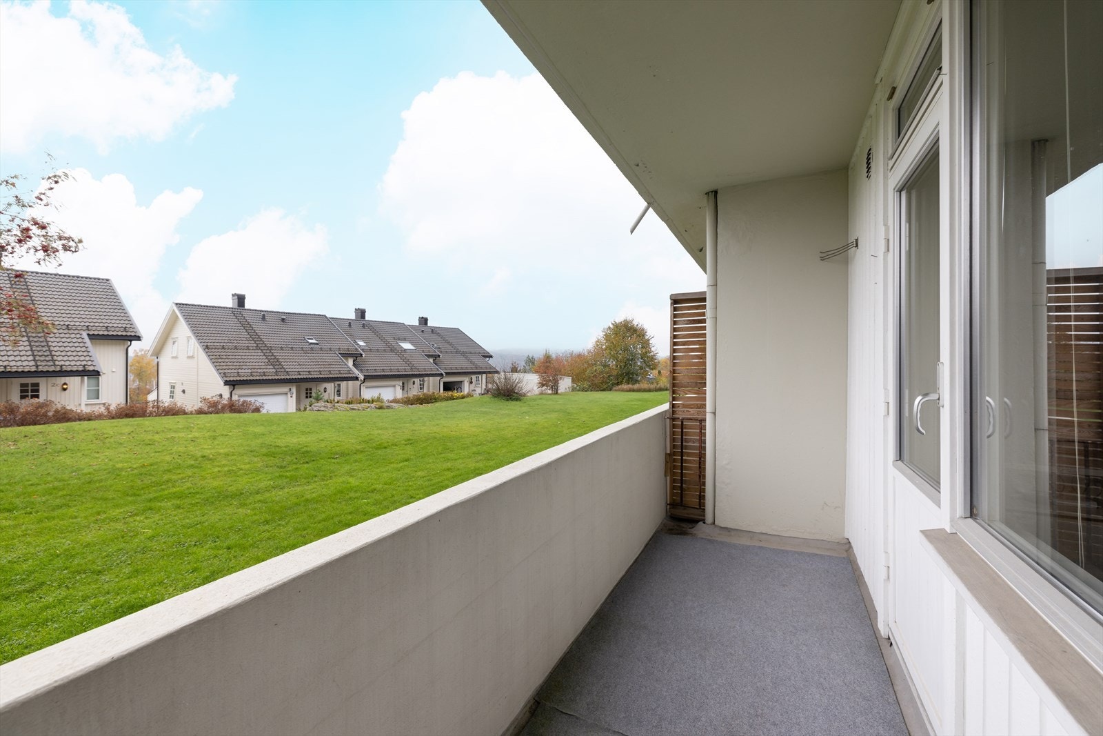 Lettstelt og pen 2-roms leilighet med enkel adkomst i 1.etg, med hyggelig, overbygget balkong mot vest. Galleribilde