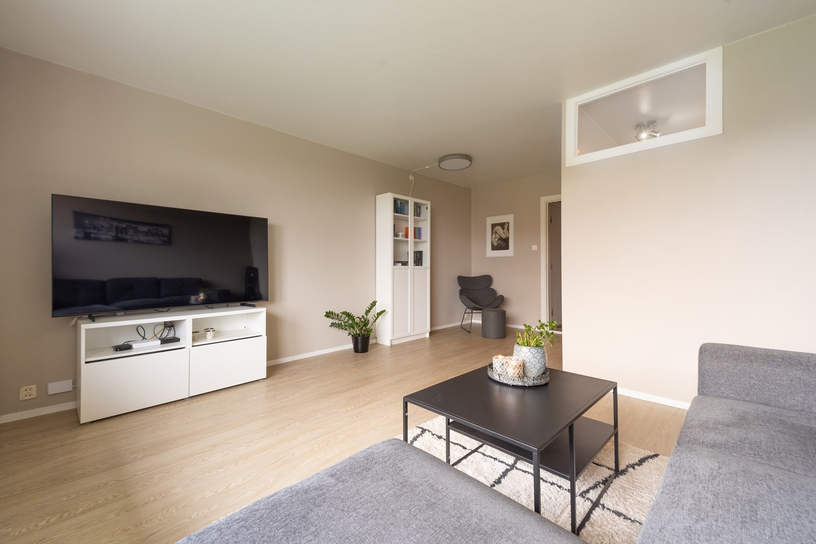 Dette er en lys og trivelig leilighet i attraktiv 1.etasje med alle fasiliteter på en flate. Galleribilde