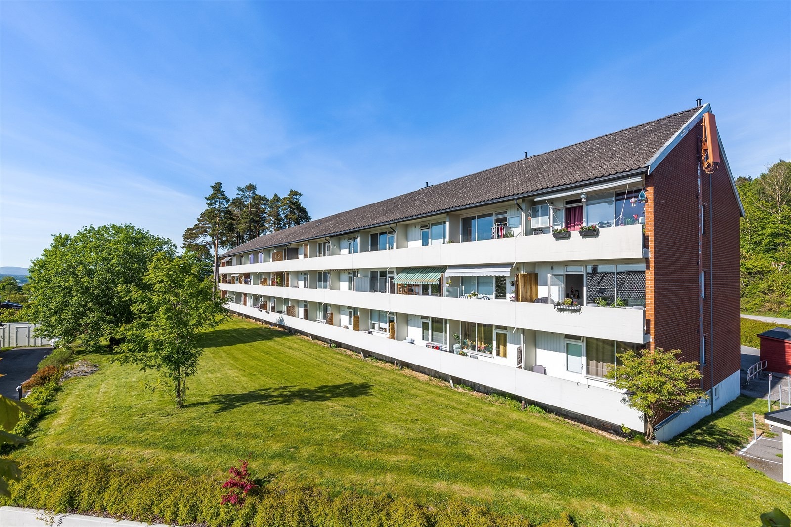 Videre er det ca. 3 km til Kjølnesområdet, med Porsgrunn videregående skole, Universitetet i Sørøst-Norge og Fagskolen Vestfold og Telemark. Galleribilde