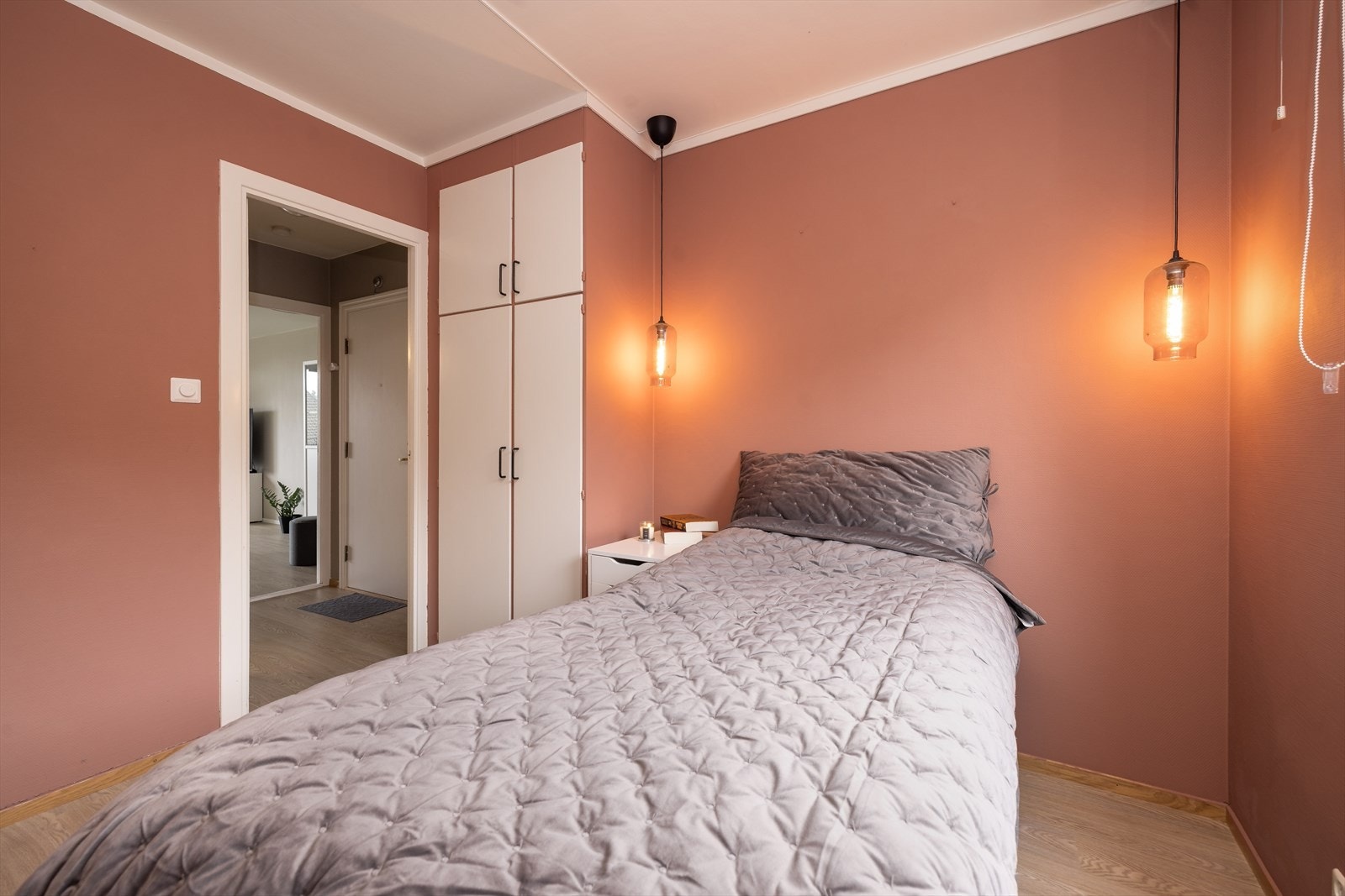 Det er vinylbelegg på gulv og ellers malte vegger i varm, moderne farge. Galleribilde