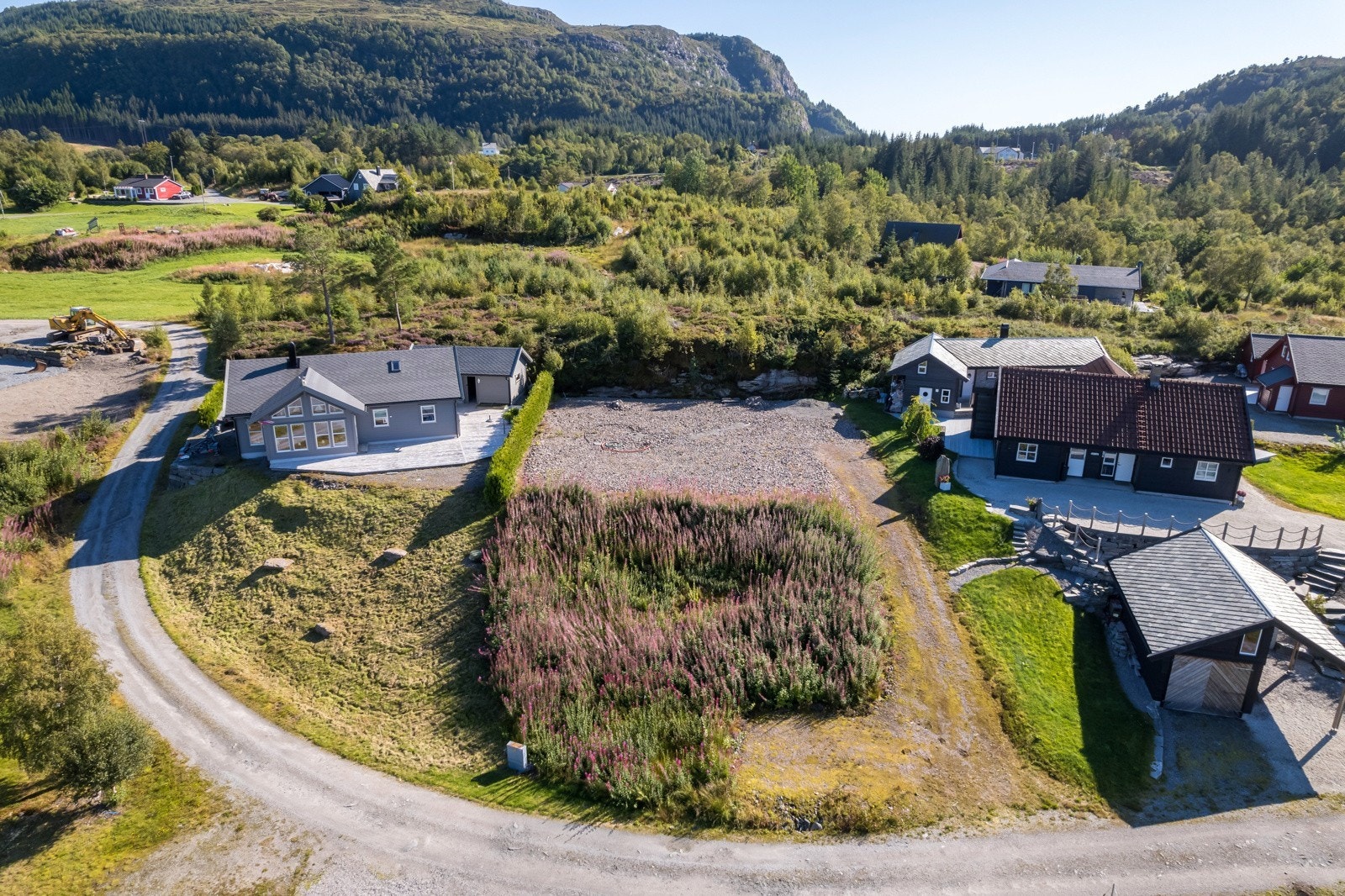 I området er detgode turmoglegheiter og severdigheter som t.d. Einingsfjellet, Lillingstonheimen og Lammetun kystfort. Galleribilde