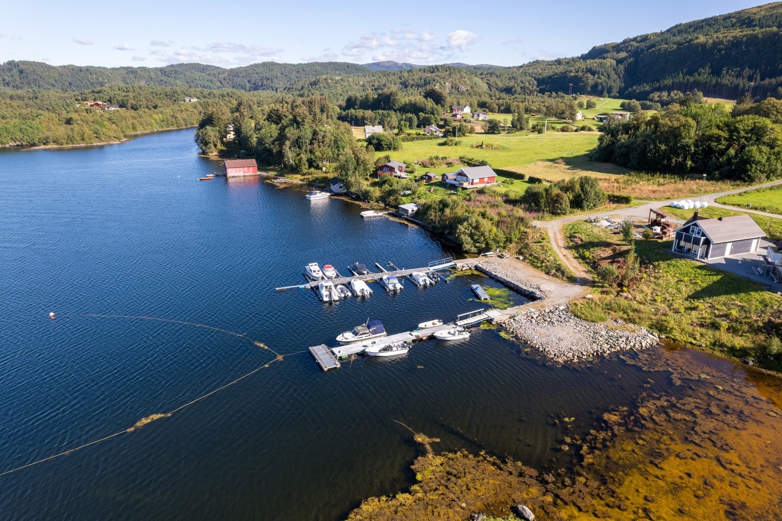 Tomta har båtplass i båthavn like ved Galleribilde