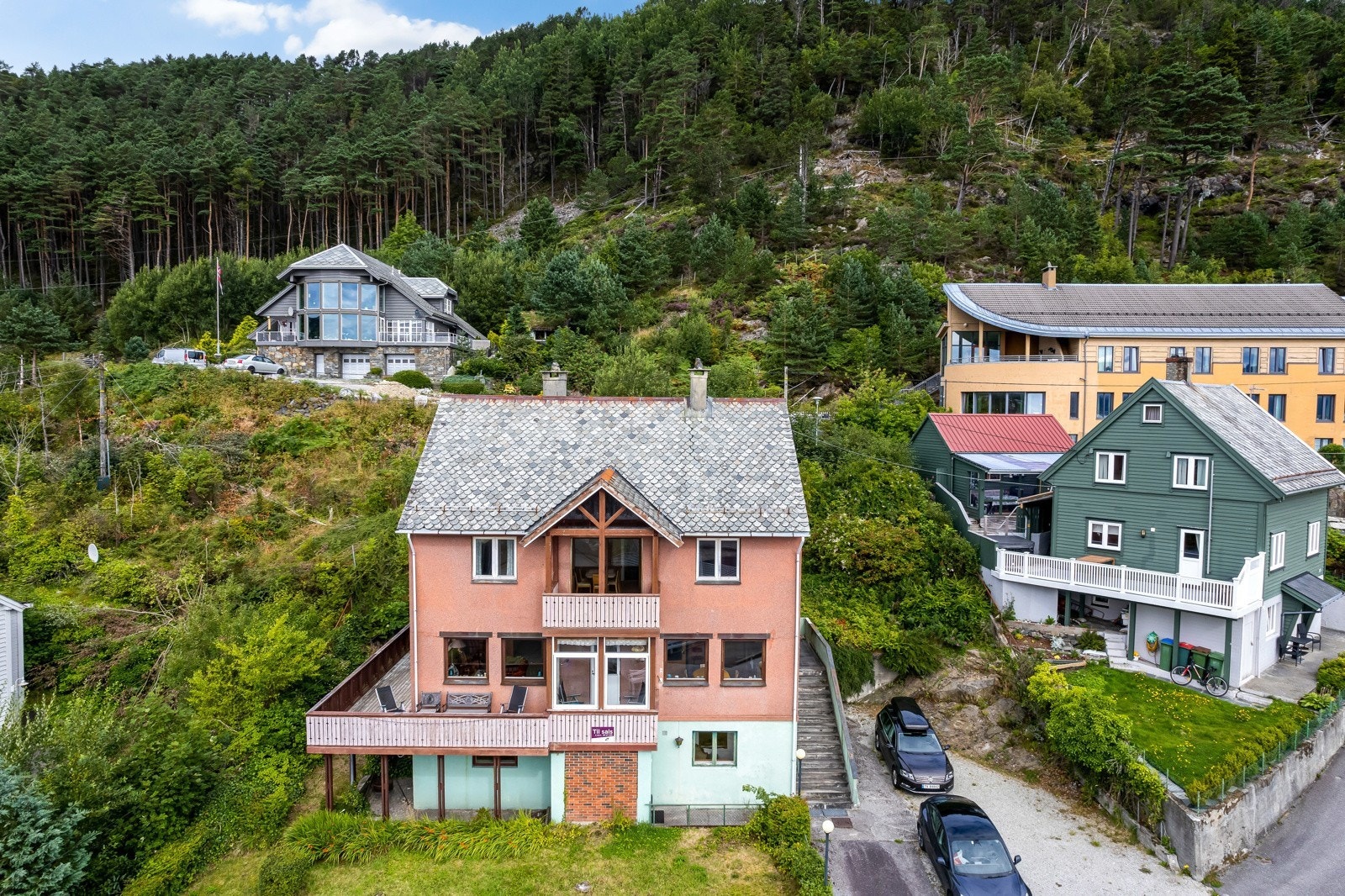 På 80- talet vart bygningen bygt om til bustad i alle etasjer Galleribilde