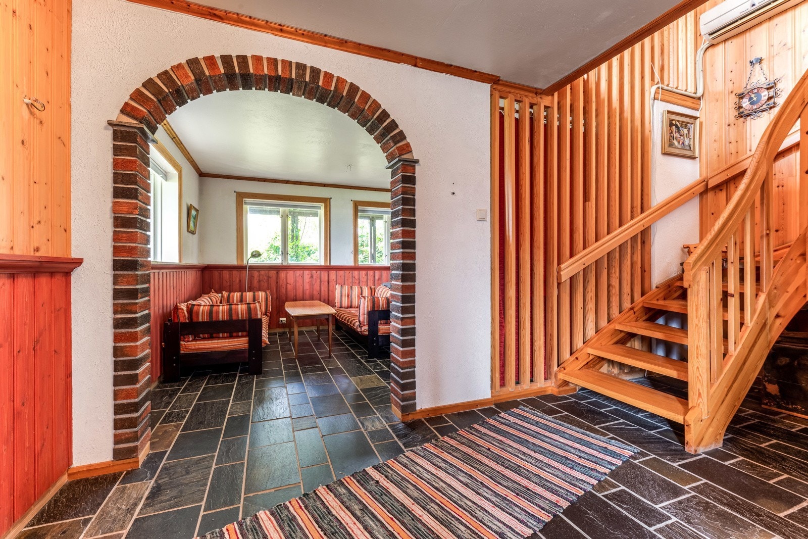 Plan 1 - hall med trapp til plan 2 Galleribilde