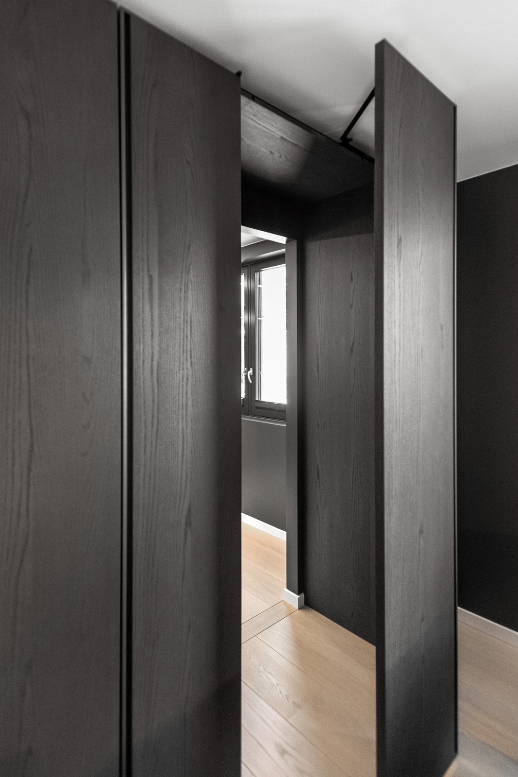 Direkte inngang fra hovedsoverommet til eksklusivt walk-in-closet levert av italienske Molteni Galleribilde