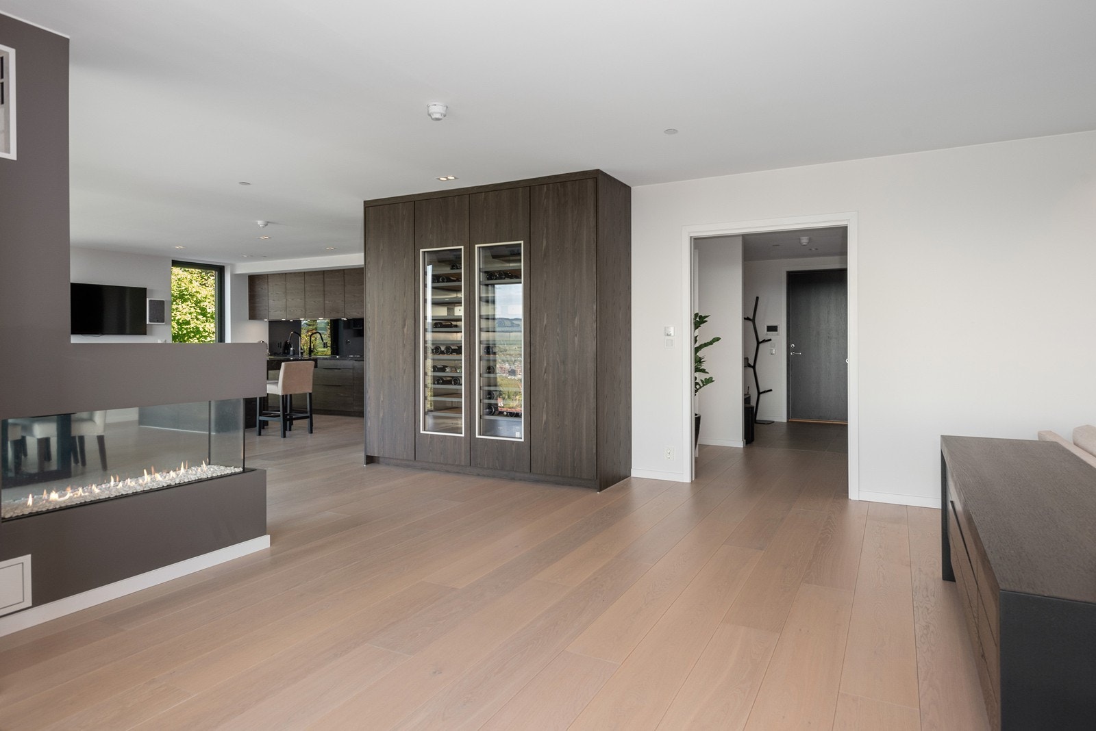 Lekker innredning fra Poggenpohl - bl.a. dobbelt vinskap med plass til ca. 100 flasker Galleribilde