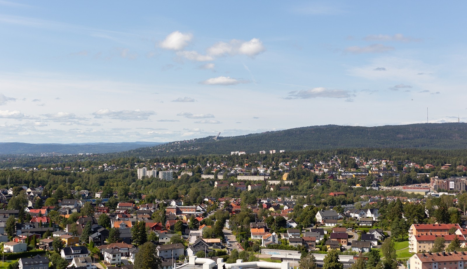 Utsikt mot Holmenkollåsen og marka innenfor Galleribilde