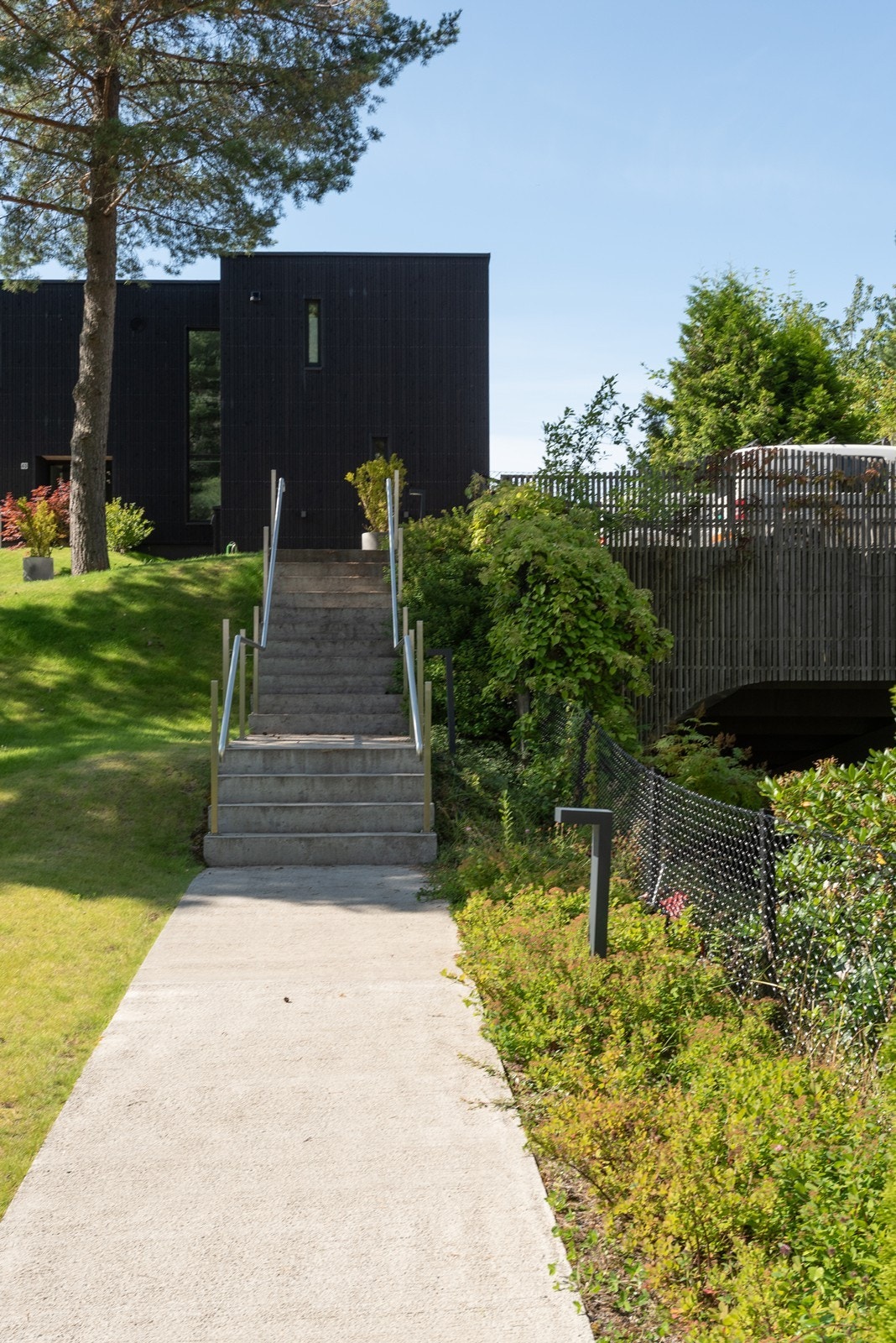 Flere adkomstmuligheter mellom gaten og bebyggelsen Galleribilde