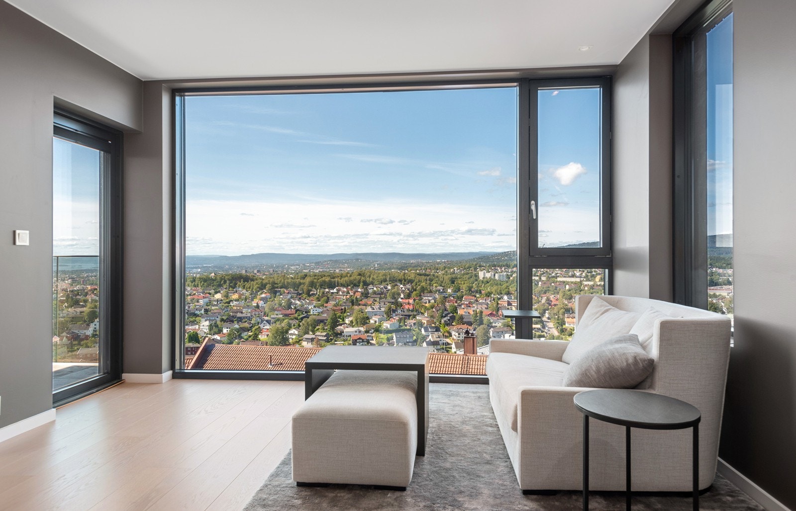 Store herlige vindusflater fra gulv til tak og lys fra flere himmelretninger Galleribilde