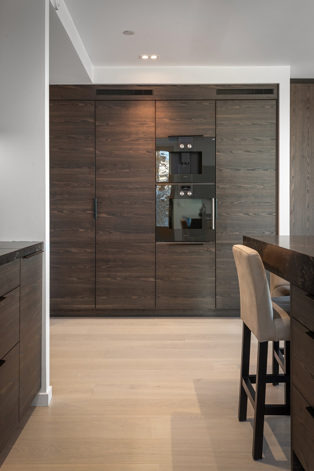 Store høyskap også på sideveggen mot kjøkkenet - god plass til fryser og kjøleskap, samt kaffemaskin og stekeovn etc. Galleribilde