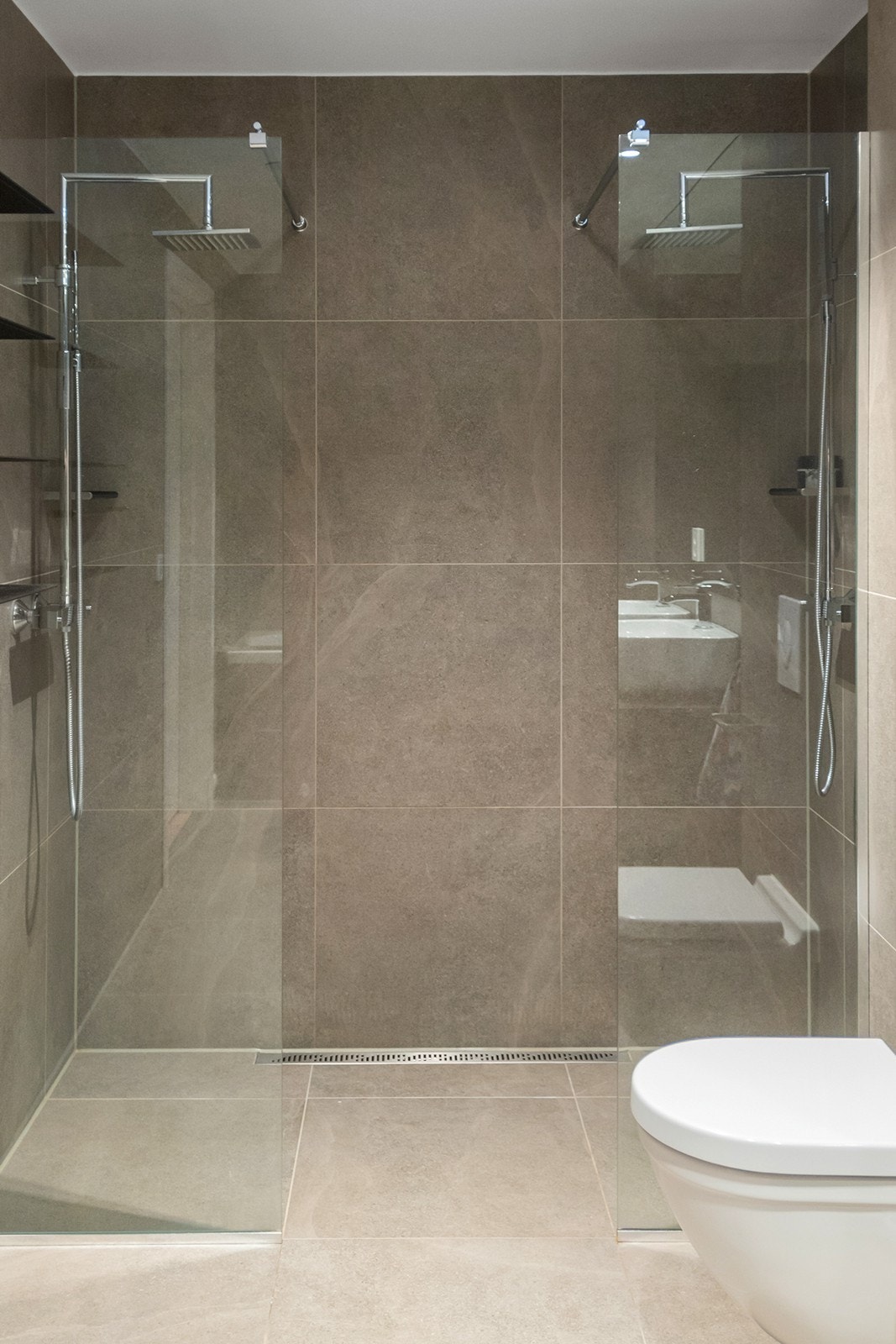 Lekkert bad en-suite med stor dobbel-dusj sone, dobbel servant, samt vegghengt toalett og badekar, etc. Galleribilde