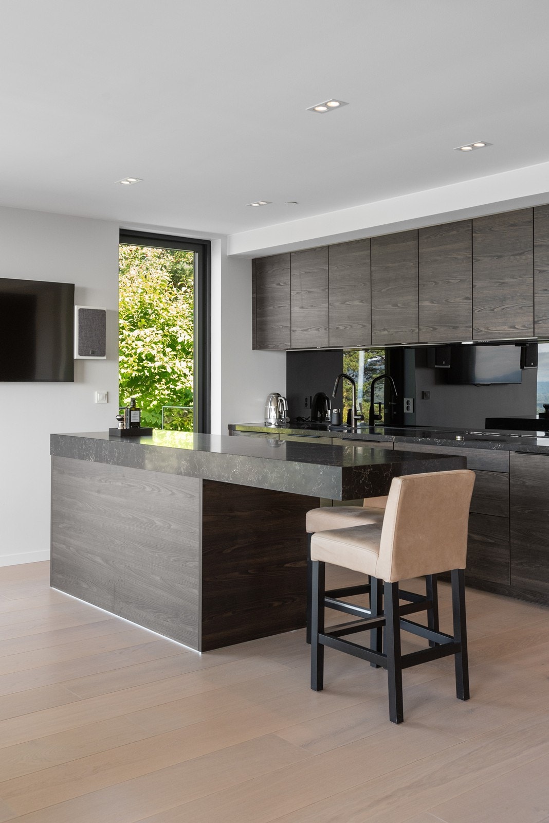 Romslig og flott spisestue med store vindusflater mot utsikten, åpen kjøkkenløsning med lekker innredning fra Poggenpohl, samt utgang til markterrasse/hagedel tilseksjonert leiligheten Galleribilde