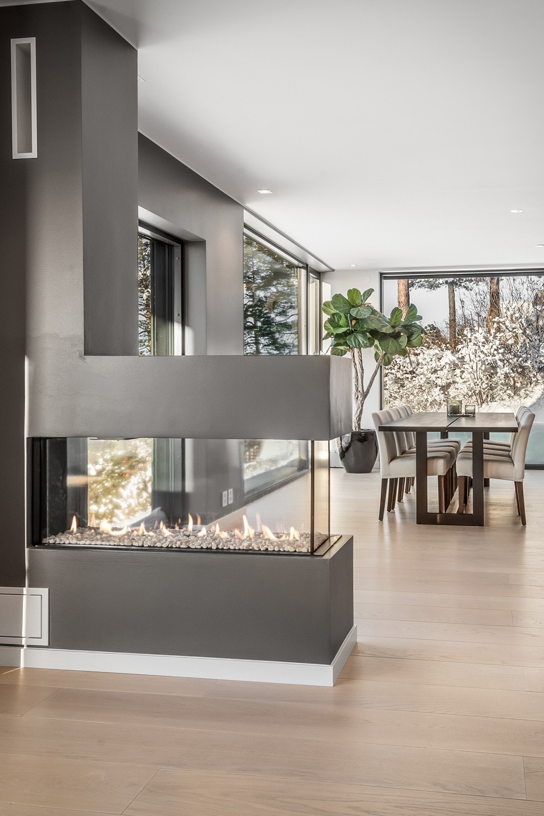 Romslig og flott spisestue med store vindusflater mot utsikten Galleribilde