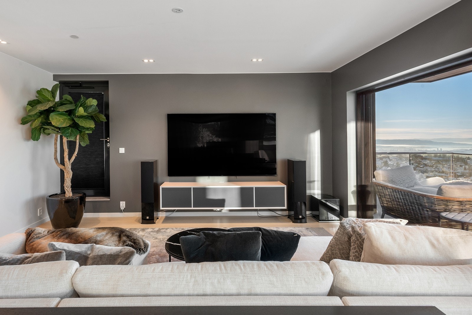 Her kan du kombinere TV-titting med flott utsikt mot byen og fjorden. Døren bak planten går ut på en ekstra uteplass tilseksjonert denne enheten Galleribilde