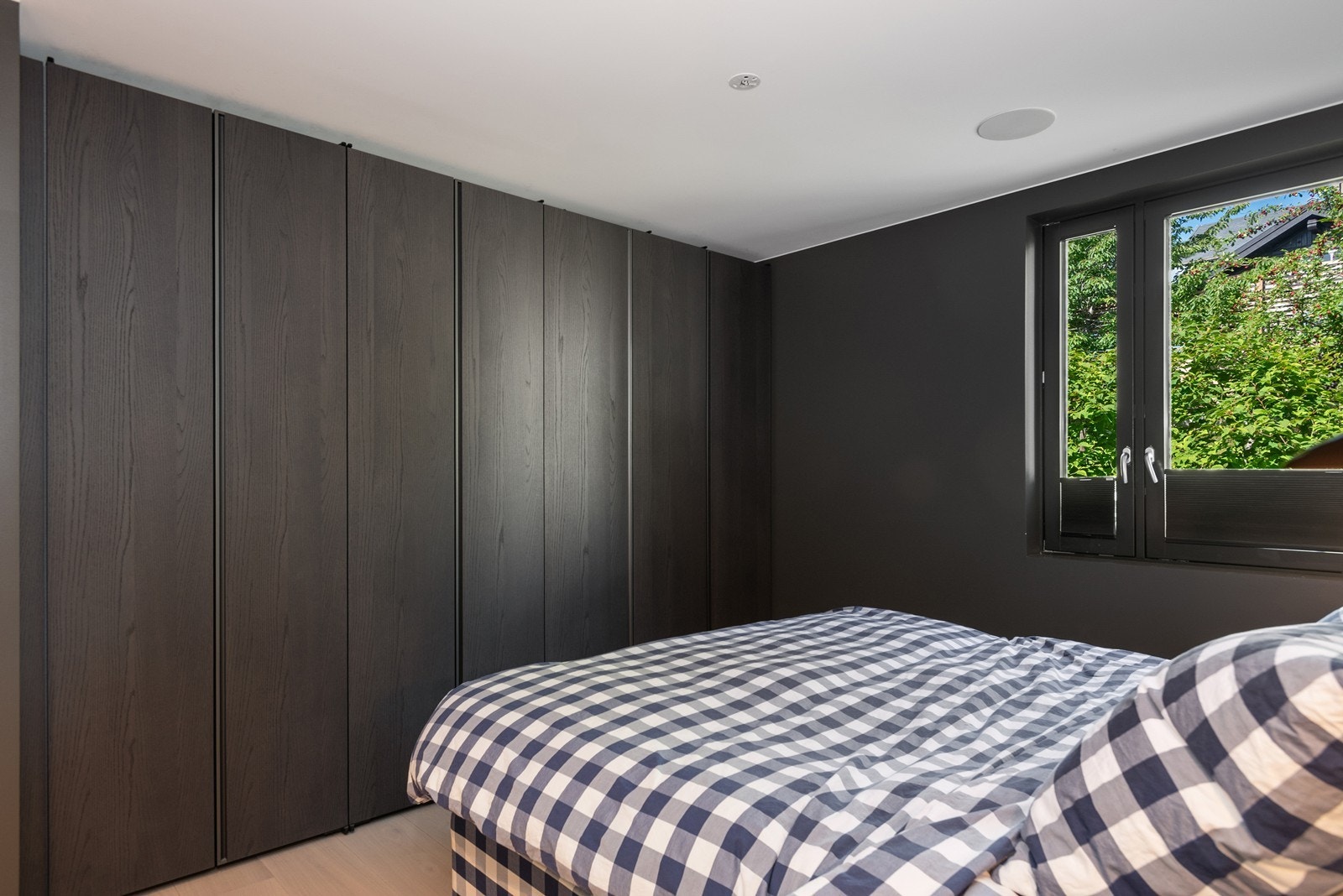 Hovedsoverom med lekkert bad en-suite og romslig eksklusivt walk-in-closet levert av italienske Molteni Galleribilde