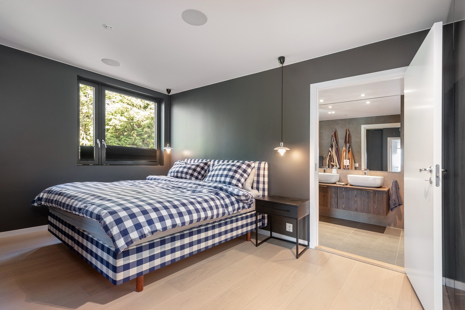 Hovedsoverom med lekkert bad en-suite og romslig eksklusivt walk-in-closet levert av italienske Molteni Galleribilde