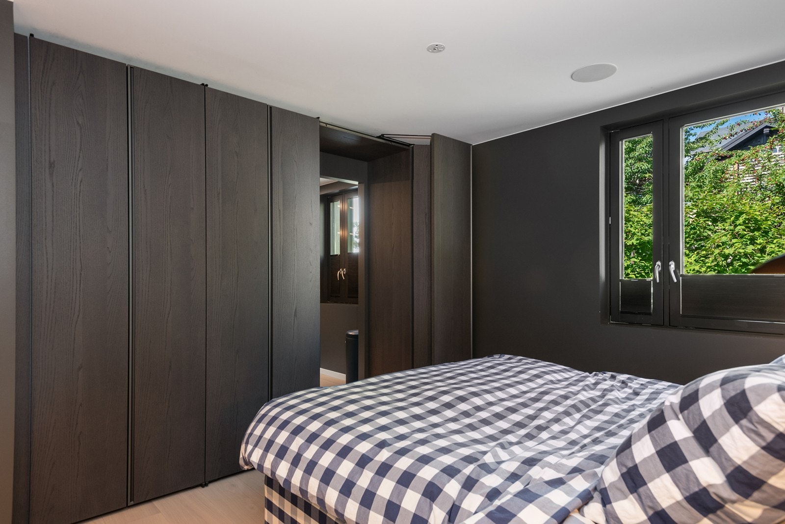 2 av dørene i skaprekken er "hemmelig inngangsdør" til et stort eksklusivt walk-in-closet Galleribilde