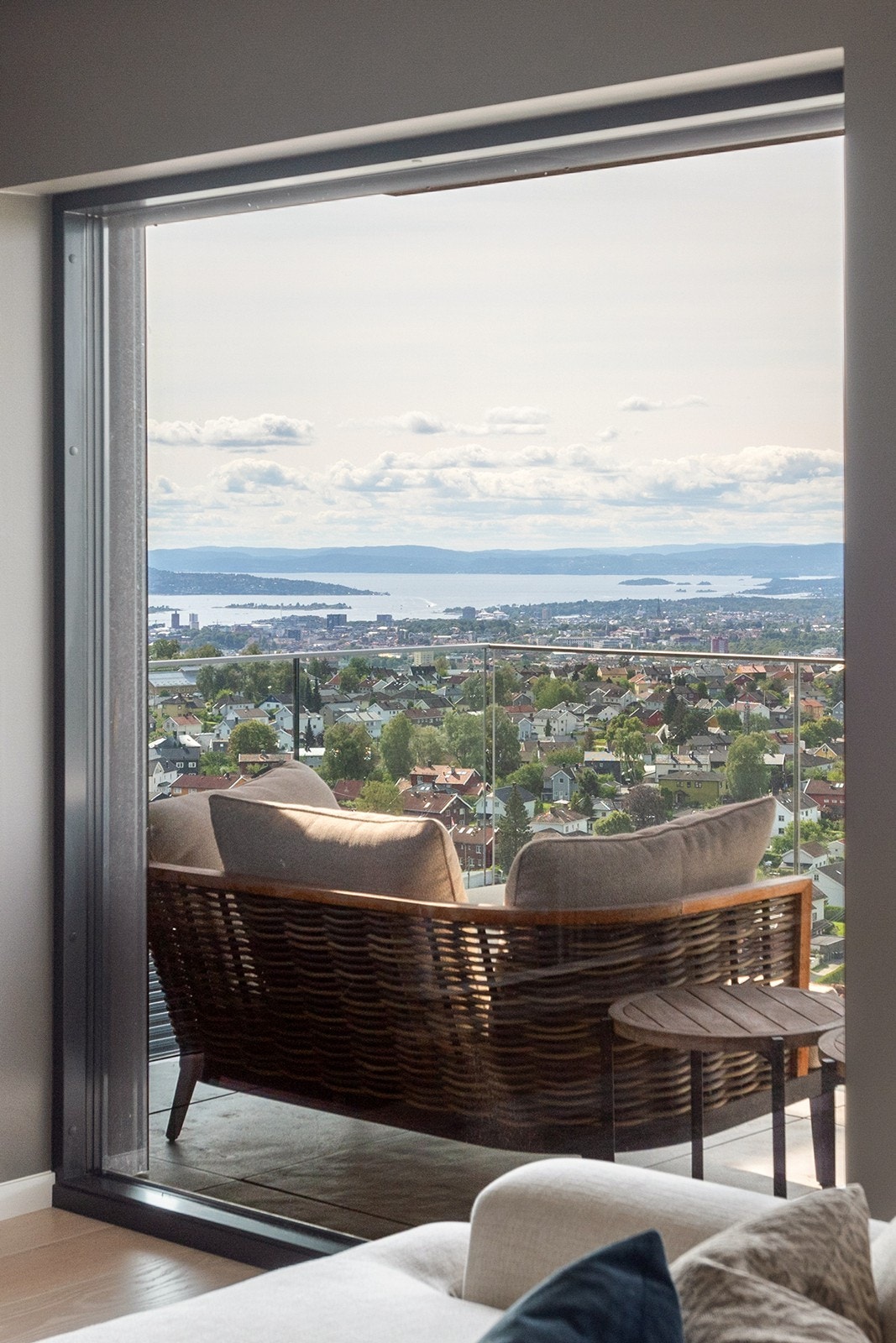 Fjordutsikt gjennom det store glassvinduet i TV-stue-delen Galleribilde