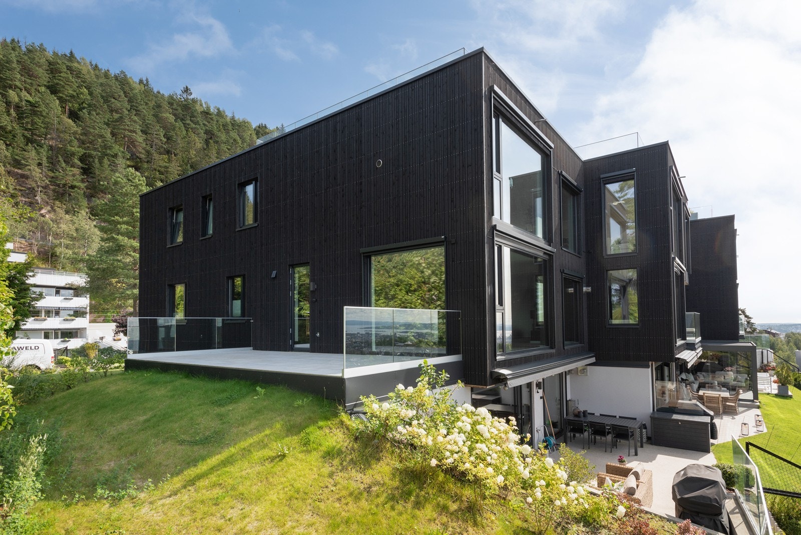 Leiligheten dekker hele midterste etasje i dette bygget. Stor markterrasse med direkte adkomst fra kjøkken/spisestue Galleribilde