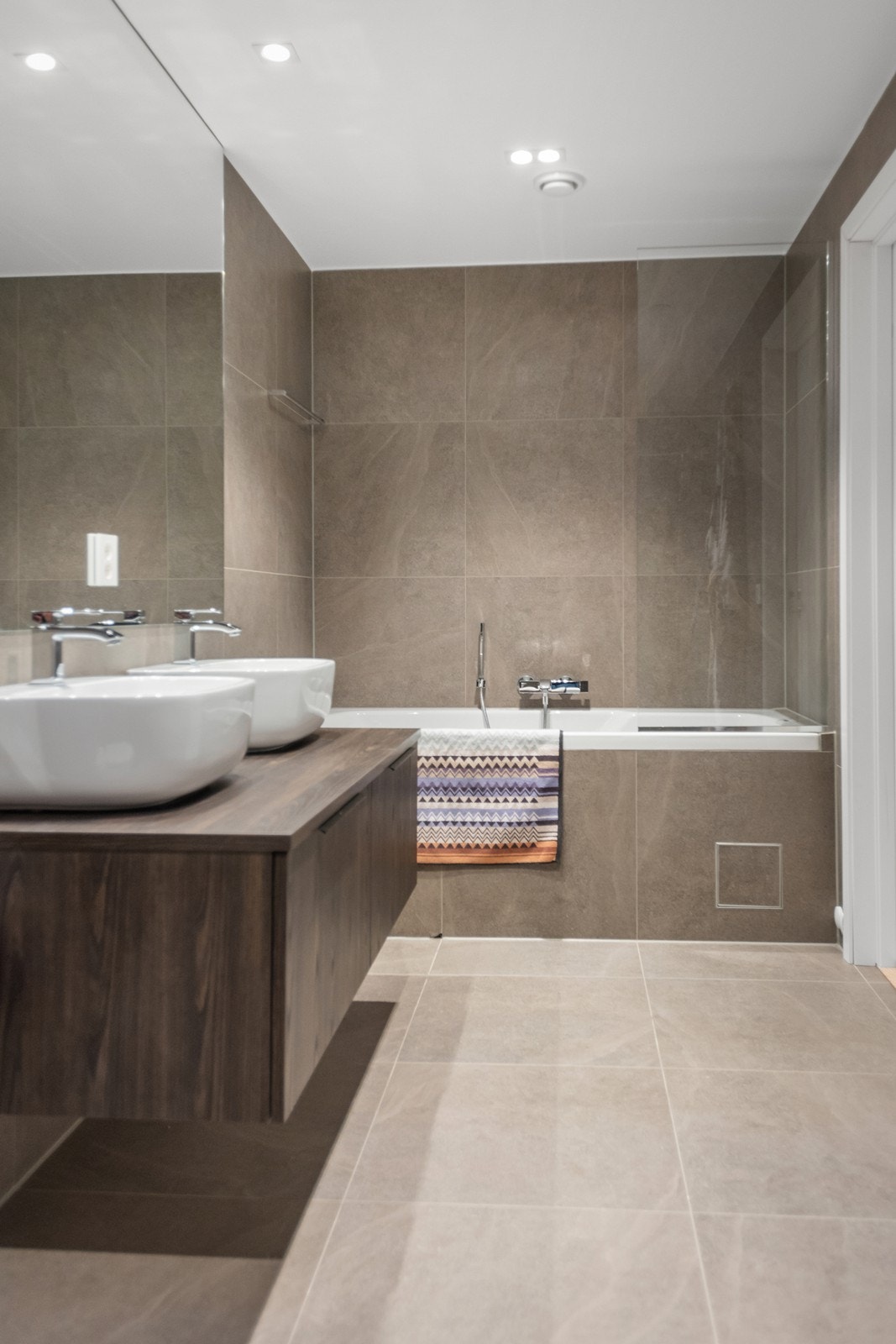 Lekkert bad en-suite med stor dobbel-dusj sone, dobbel servant, samt vegghengt toalett og badekar, etc. Galleribilde