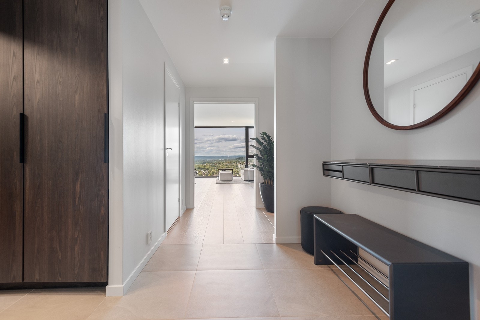 Hall med takhøye garderobeskap og utsikten rett frem! Galleribilde