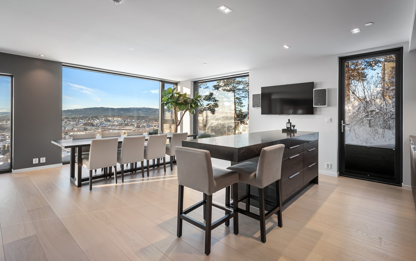 Romslig og flott spisestue med store vindusflater mot utsikten, åpen kjøkkenløsning med lekker innredning fra Poggenpohl, samt utgang til markterrasse/hagedel tilseksjonert leiligheten Galleribilde