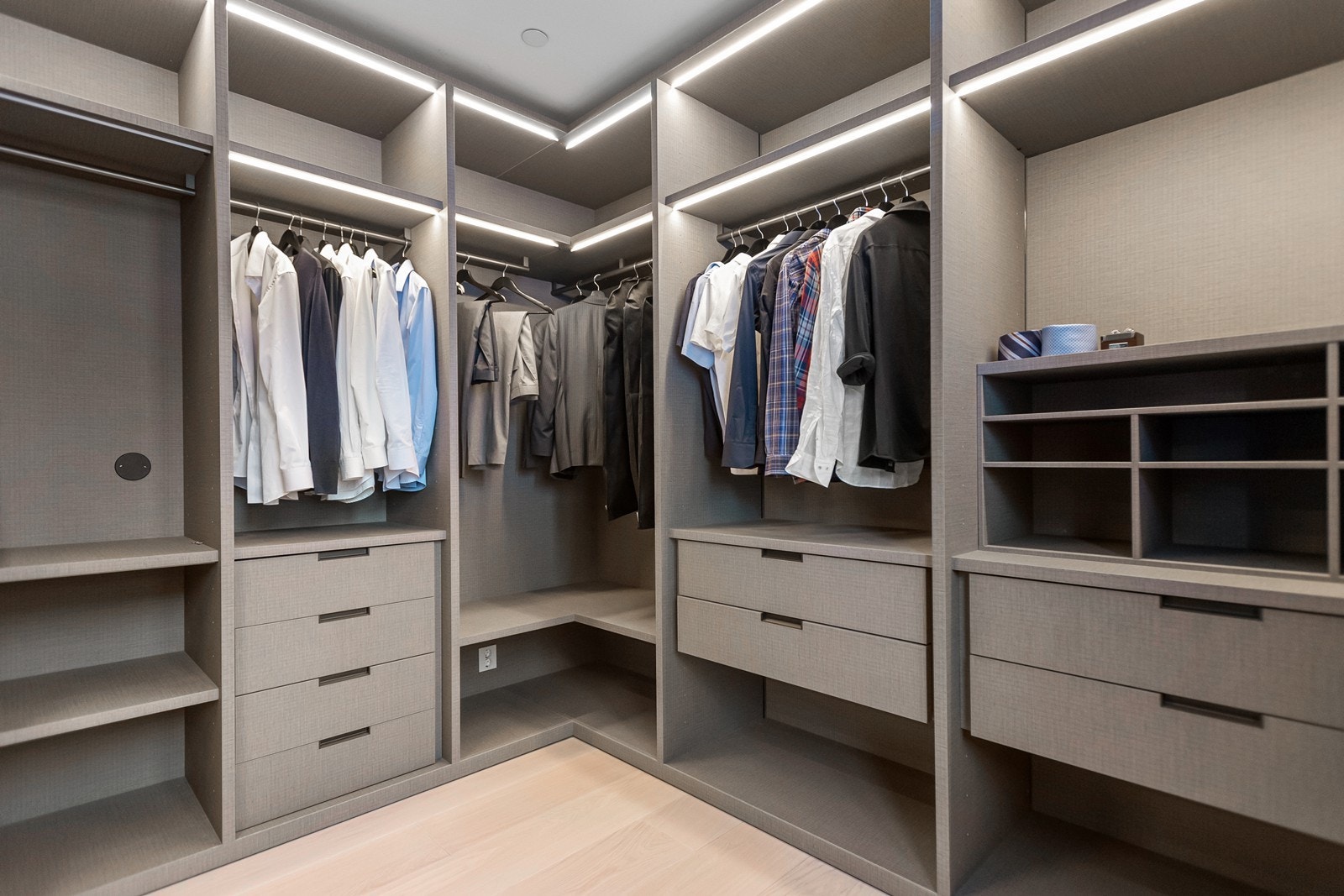 Eksklusivt walk-in-closet levert av italienske Molteni Galleribilde