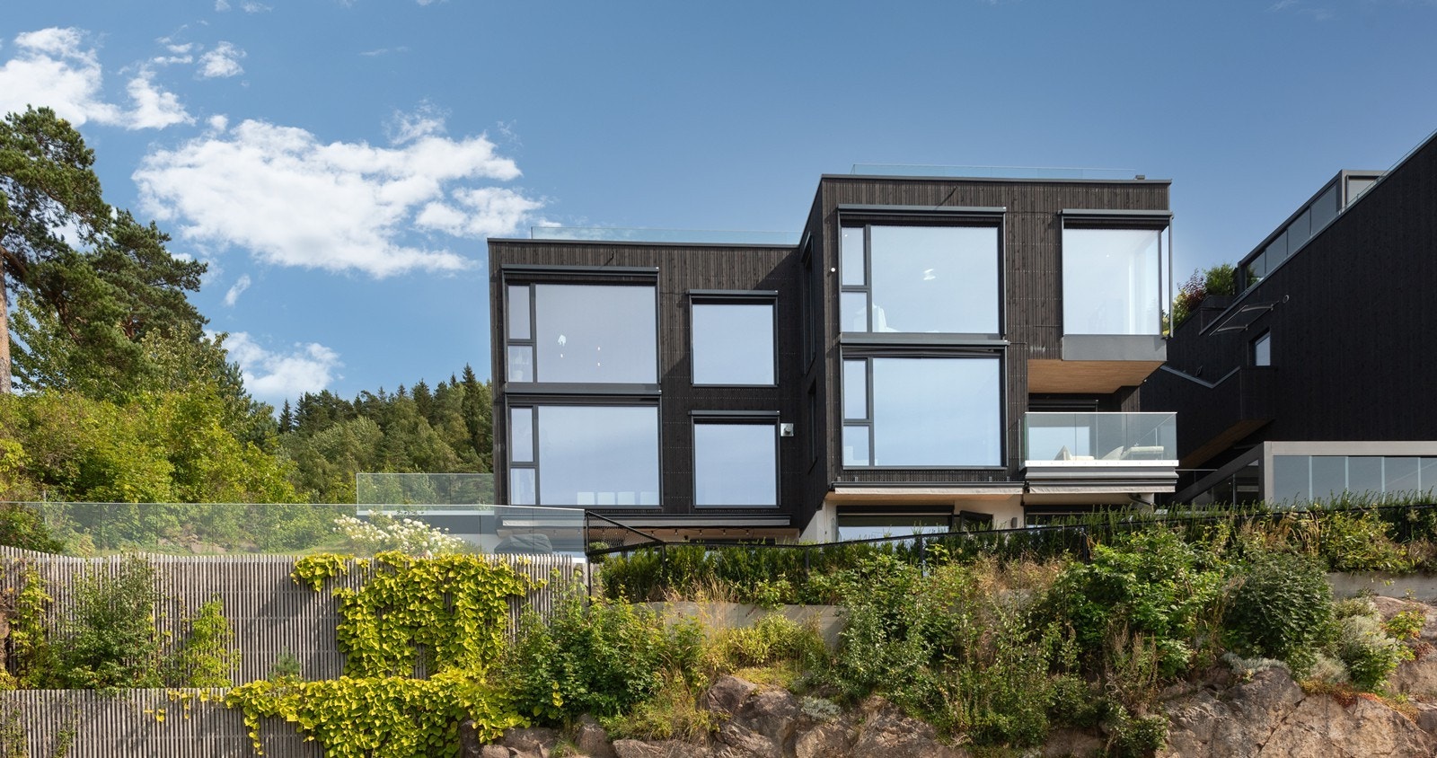 Bebyggelsen ligger badende i sol og flott til på pynten mot panorama-utsikten! Galleribilde