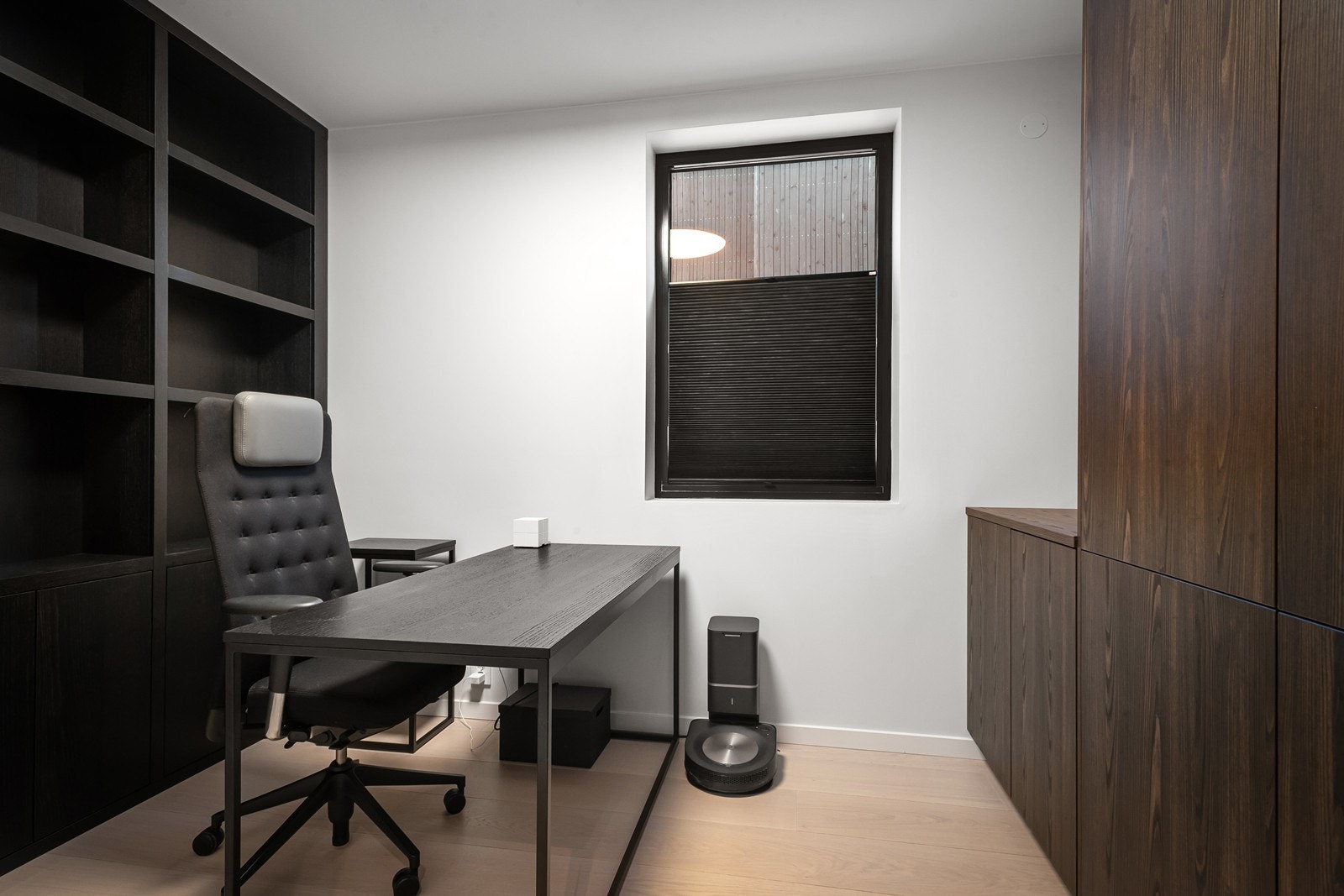 Soverom nr. 3 - benyttet som kontor for dagens eier - all fast innredning på bildet medfølger Galleribilde