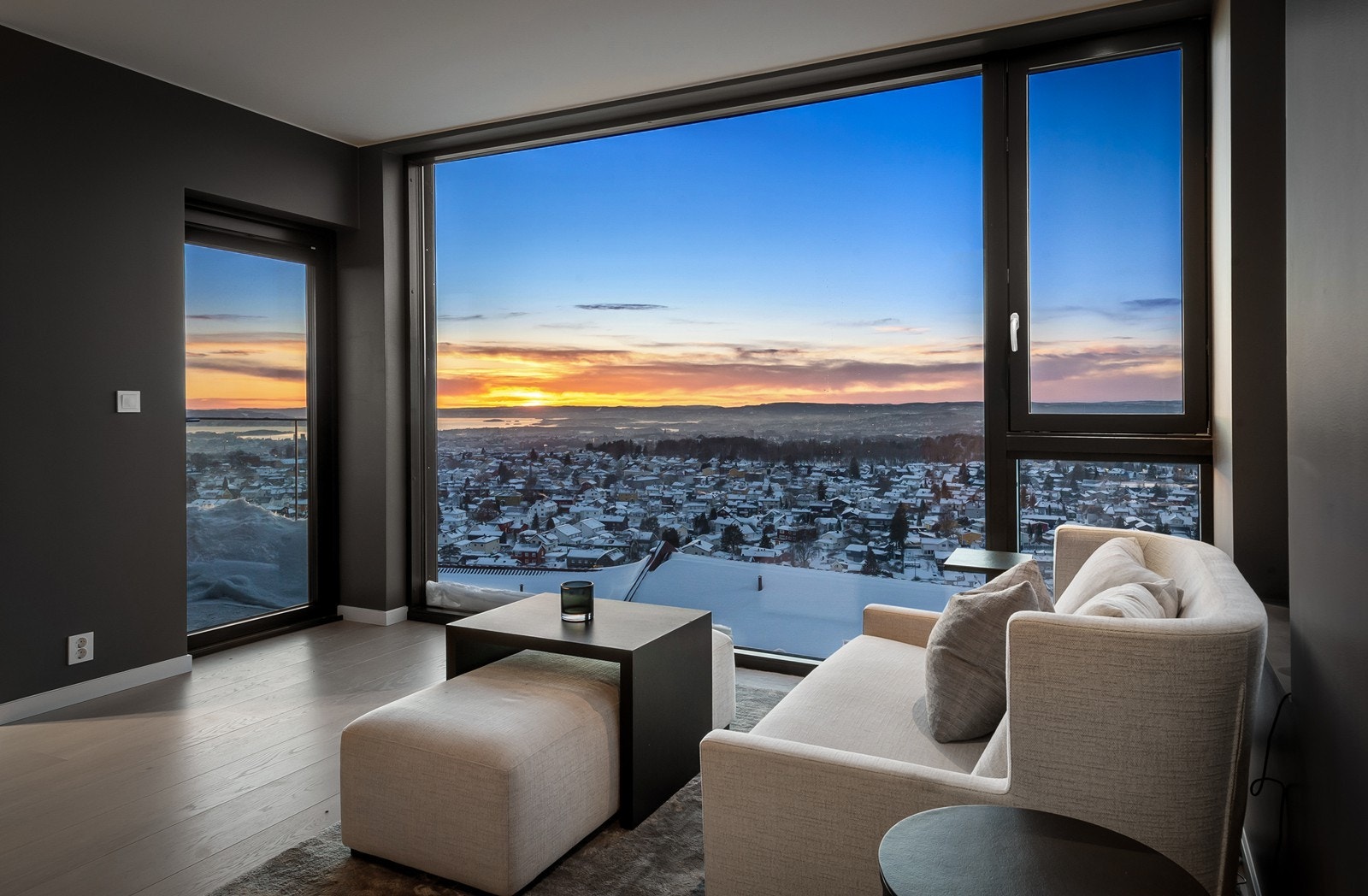 Store herlige vindusflater fra gulv til tak og lys fra flere himmelretninger Galleribilde