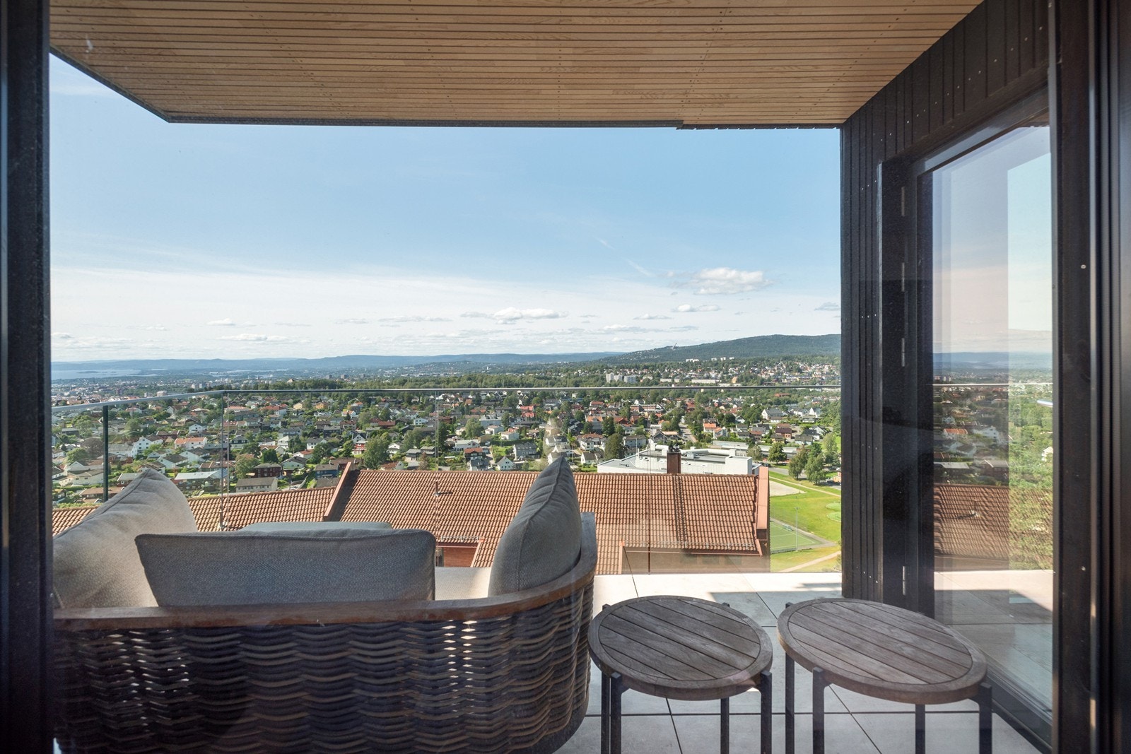 Leiligheten har totalt ca. 100 kvm. balkong/terrasse/uteplasser Galleribilde