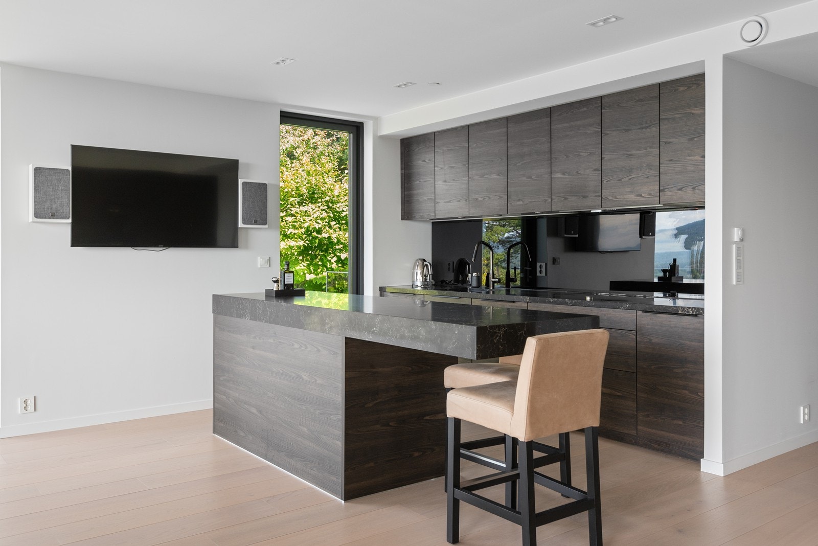 Romslig og flott spisestue med store vindusflater mot utsikten, åpen kjøkkenløsning med lekker innredning fra Poggenpohl, samt utgang til markterrasse/hagedel tilseksjonert leiligheten Galleribilde